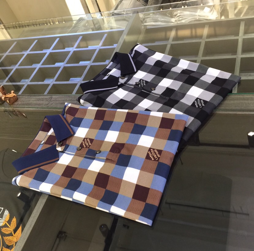 NO:472232,The latest short-sleeved lapel shirt for the 2025 summer release!  High-end silk cotton fabric, breathable, comfortable, delicate and soft, all original customized products, and high-end digital printing of the whole dress!  High-end quality!  High-quality shipment, fashionable and stylish upper body!  Black/Blue!  Size M~XXXL (model 175/125 catties wear M), louis vuitton,louis vuitton,t-shirt,alexander wang19860909驴家2025夏季最新发布短袖翻领衫！高档天丝棉面料,透气舒适细腻柔软,面料,辅料全部原版定制出品,整衣高档数码印花！品质高端！高品质出货,上身时尚有型！黑色/蓝色！尺码M～XXXL（模特175/125斤穿M）,,louis vuitton,louis vuitton,T-shirt,alexander wang,Men's clothing