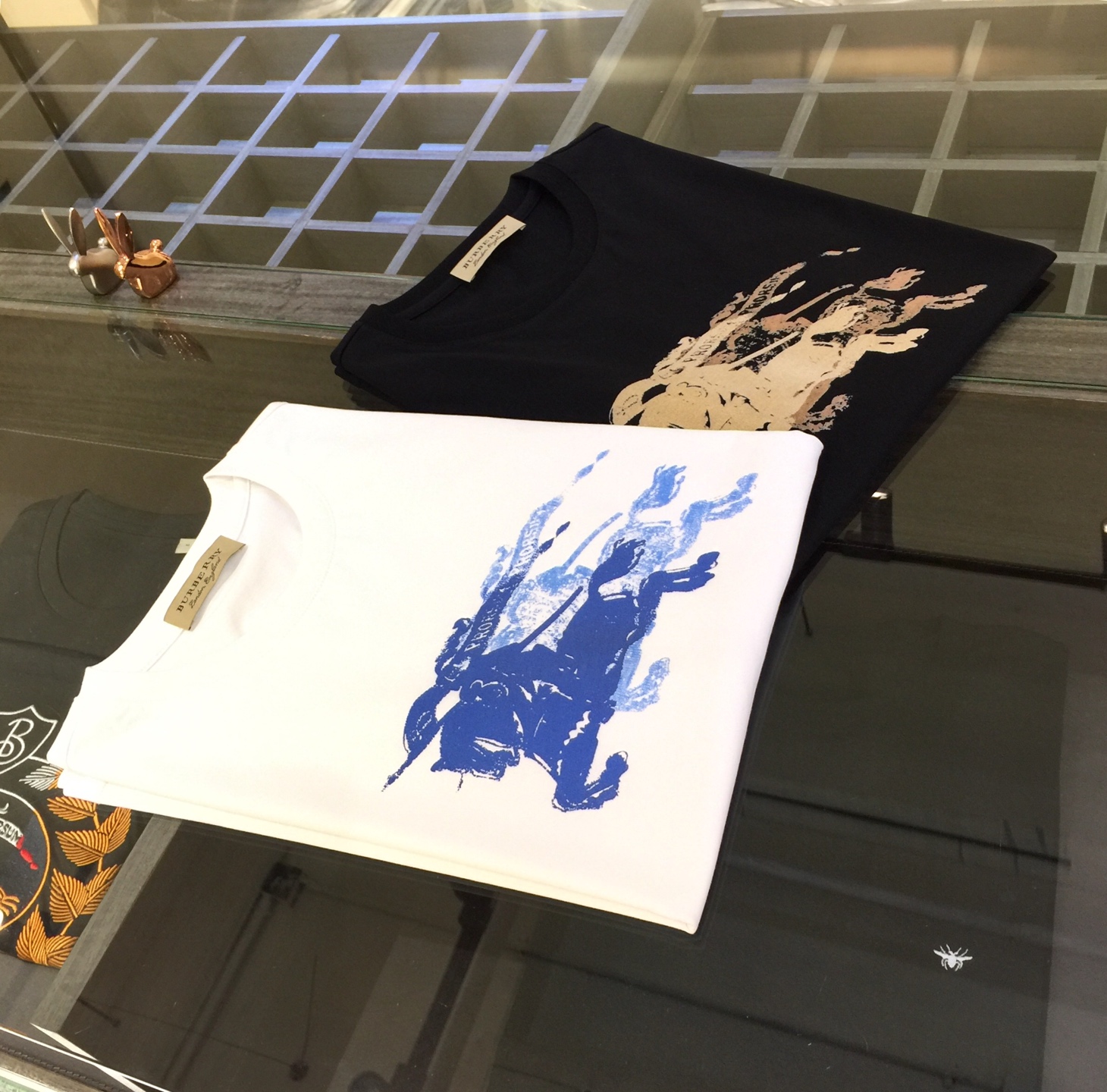 NO:472242,B Family 2025 summer new product, instantly kill all versions!  Classic and fashionable versatile round neck short sleeves, customized double mercerized cotton super soft fabric, chest printed logo design!  Basic base shirts are indispensable for men's wardrobes. They can be matched with various clothing anytime and anywhere to meet your daily needs. The fabrics and factories we choose are all used by first-tier brands, so we recommend buying them!  Black/white!  Size M~XXXL (model 175/125 catties wear M), T-shirt, alexander wang19860909B家2025夏季新品 秒杀一切版本！经典时尚百搭圆领短袖 订制双丝光棉超柔软面料 胸前印花Logo设计！男人的衣柜都少不了基础打底衫 随时随地都可以拿来搭配各种服饰 满足您日常生活需求.我们所选择的面料及工厂都是一线品牌所使用的,推荐入手！黑色/白色！尺码M～XXXL（模特175/125斤穿M）,,T-shirt,alexander wang,Men's clothing