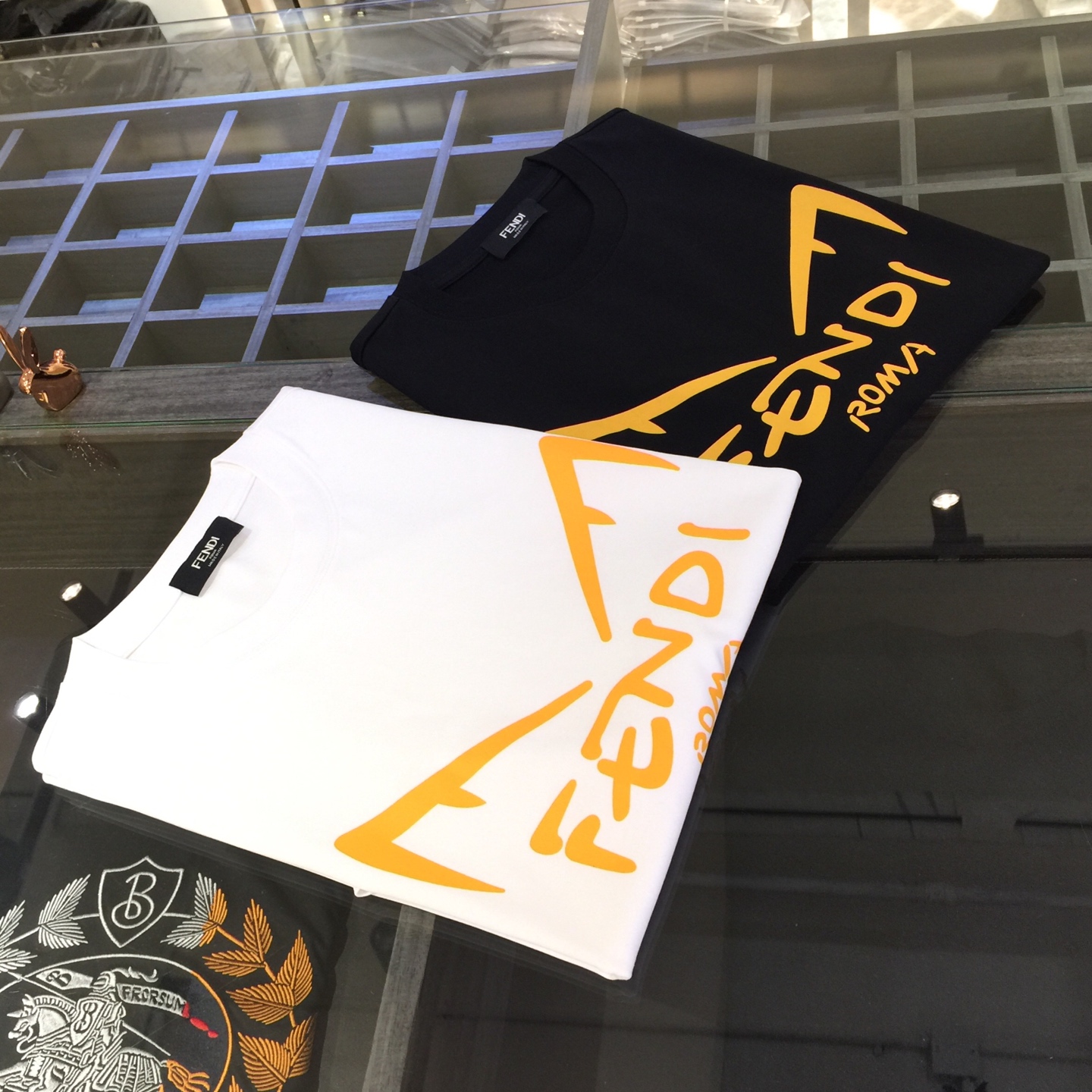 NO:472205,F Home 2025 summer new product, classic and fashionable versatile round neck micro-expanded half-sleeved shirt, woven high-grade cotton fabric, exquisite three-dimensional printing craftsmanship logo design on the chest!  Imported original double-strand yarn, the fabric is soft and delicate, and basic base shirts are indispensable in men's wardrobe. They can be matched with various clothing anytime and anywhere to meet your daily life needs. The fabrics and factories we choose are all used by first-tier brands, and the clothes are very simple and low-key. Dears, buy them quickly!  Black/white!  Size M~XXXL (model 175/125 catties wear M), fendi, alexander wang19860909F家2025夏季新品 经典时尚百搭圆领微扩半袖衫 订织高克数欧棉面料 胸前精致立体印花工艺Logo设计！进口原版双股纱线 面料柔软细腻 男人的衣柜都少不了基础打底衫 随时随地都可以拿来搭配各种服饰 满足您日常生活需求.我们所选择的面料及工厂都是一线品牌所使用的,衣服设计非常的简洁 很是低调的设计 亲们赶紧入手！黑色/白色！尺码M～XXXL（模特175/125斤穿M）,,fendi,alexander wang,Men's clothing