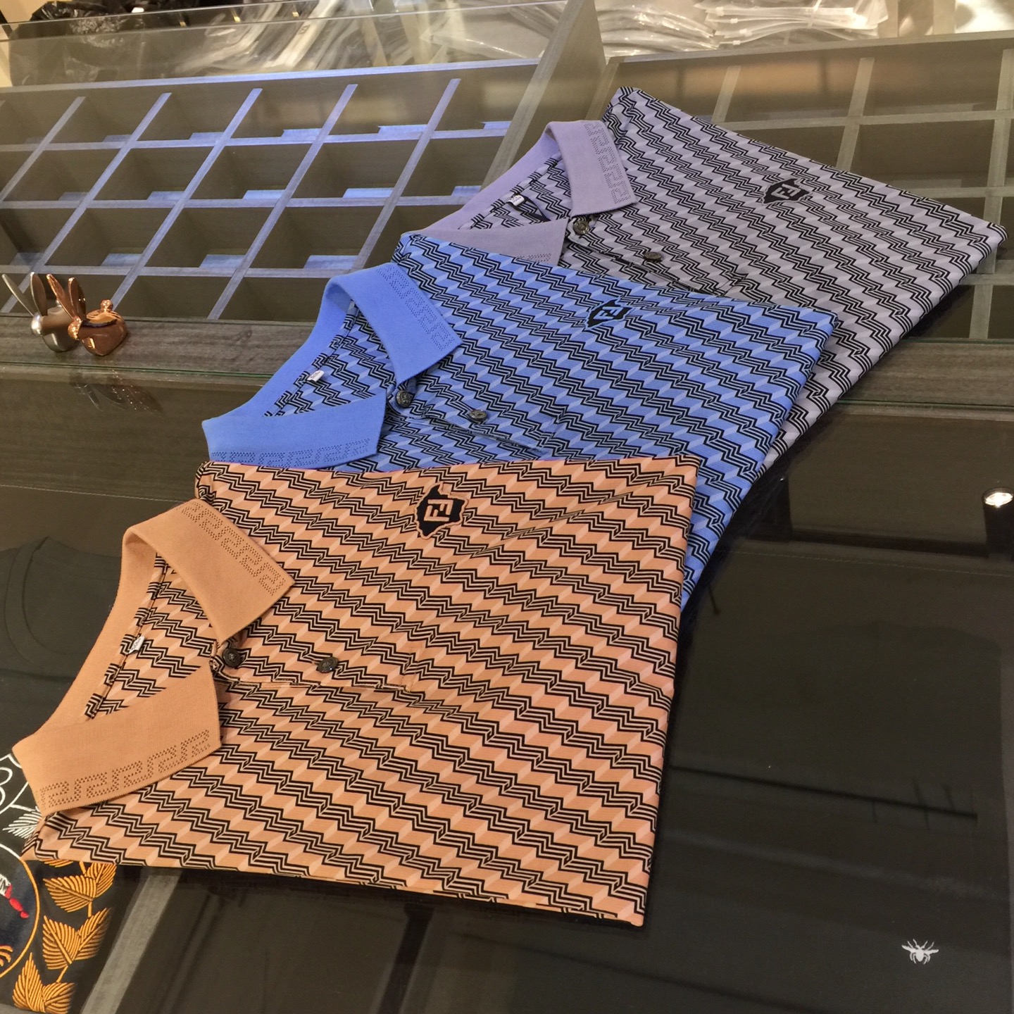 NO:472210,Recommended by Fan Jiazhen Products!  The latest series of 2025AW, versatile commuting to work, elegant design, a must-have for business elites, using high-quality mercerized cotton plain fabric, Wen Ru soft, delicate and soft, the upper body is naturally comfortable, lapel business casual slim fit, can be worn in both business and leisure, exquisite brand pattern printing design!  It highlights the overall styling and body-slimming feeling. The overall craftsmanship line is really impeccable. This kind of lapel fashion adds points to urban fashion people and has a more gentlemanly charm!  Gray/blue/coffee!  Size M~XXXL (model 175/125 catties wear M), alexander wang19860909范家臻品推荐！2025AW最新系列 上班通勤百搭 富于优雅的设计感 商务精英必备 采用高克重丝光棉平纹面料 温儒柔软 细腻柔软 上身自然是舒适 翻领商务休闲修身款 无论是商务还是休闲时候都可穿搭 精美品牌图纹印花设计！非常的凸显整体的造型感以及修身上身感 整体的工艺车线真的是无可挑剔的 这样的一款翻领时装 无不为都市时尚人士加分 更加的绅士韵味十足范！灰色/蓝色/咖色！尺码M～XXXL（模特175/125斤穿M）,,alexander wang,Men's clothing