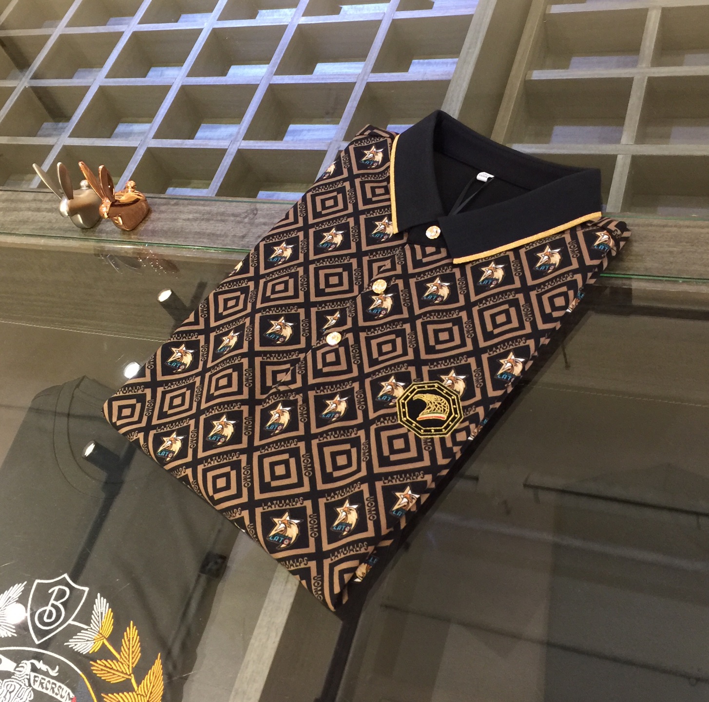 NO:472215,Stephen’s Premium Product Recommendation!  The latest series of 2025AW, versatile commuting to work, elegant design, a must-have for business elites, using high-quality mercerized cotton plain fabric, Wen Ru soft, delicate and soft, the upper body is naturally comfortable, lapel business casual slim fit, can be worn in both business and leisure, exquisite brand pattern printing design!  It highlights the overall styling and body-slimming feeling. The overall craftsmanship line is really impeccable. This kind of lapel fashion adds points to urban fashion people and has a more gentlemanly charm!  Size M~XXXL (model 175/125 catties wear M), alexander wang19860909史蒂芬臻品推荐！2025AW最新系列 上班通勤百搭 富于优雅的设计感 商务精英必备 采用高克重丝光棉平纹面料 温儒柔软 细腻柔软 上身自然是舒适 翻领商务休闲修身款 无论是商务还是休闲时候都可穿搭 精美品牌图纹印花设计！非常的凸显整体的造型感以及修身上身感 整体的工艺车线真的是无可挑剔的 这样的一款翻领时装 无不为都市时尚人士加分 更加的绅士韵味十足范！尺码M～XXXL（模特175/125斤穿M）,,alexander wang,Men's clothing