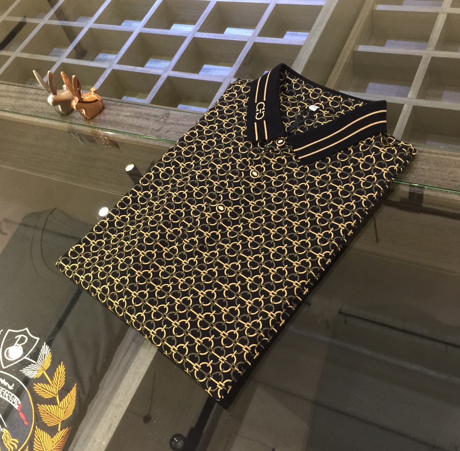 NO:472220,Fila Home's latest short-sleeved lapel shirt in summer 2025!  High-end silk cotton fabric, breathable, comfortable, delicate and soft, all original customized products, and high-end digital printing of the whole dress!  High-end quality!  High-quality shipment, fashionable and stylish upper body!  Size M~XXXL (model 175/125 catties wear M), T-shirt, alexander wang19860909菲拉家2025夏季最新发布短袖翻领衫！高档天丝棉面料,透气舒适细腻柔软,面料,辅料全部原版定制出品,整衣高档数码印花！品质高端！高品质出货,上身时尚有型！尺码M～XXXL（模特175/125斤穿M）,,T-shirt,alexander wang,Men's clothing