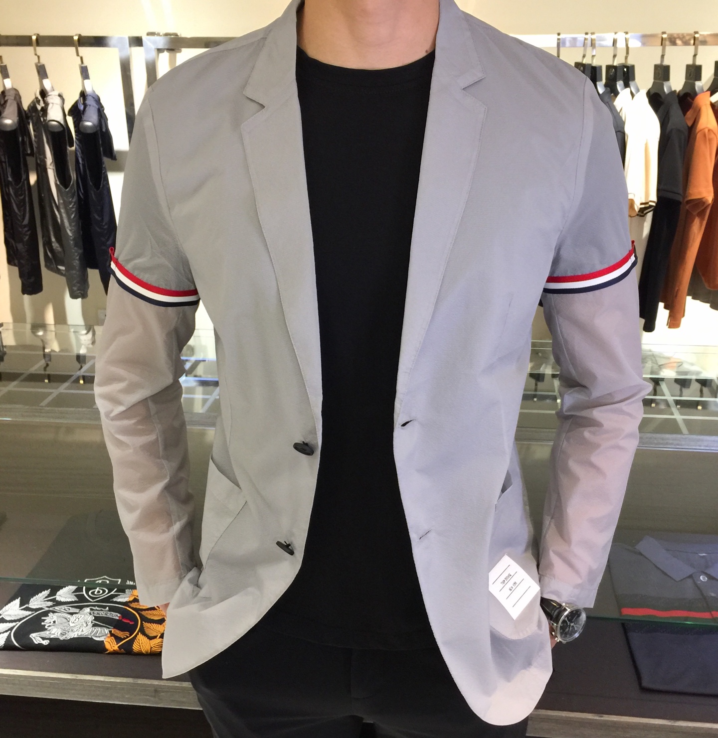 NO:472225,TB's new 2025 summer thin sunscreen suit jacket for men, imported ultra-thin custom fabric, soft, light and not stuffy, like a layer of human skin, breaking away from the constraints of traditional sunscreen clothes, making travel more comfortable and comfortable, with a higher UV resistance index but also comfortable and breathable. Its special visual and tactile mechanism increases the texture and aesthetic sense of the clothing. Classic Italian tailoring, atmospheric and perfect ready-to-wear, and the styling effect stands out. A very stylish and stylish style style style is also accurate, with excellent craftsmanship details, outstanding upper body, elegant temperament, giving men the most exquisite dress. Black/white/gray!  Size M~XXXL (model 175/125 catties wear M), Jackets & coats, alexander wang19860909TB家2025年夏季新款男士薄款防晒西服外套,进口超薄定制面料,柔软轻便不闷热,犹如人的一层皮肤,脱离传统防晒衣的束缚,让出行更加舒适自如,抗紫外线指数更高但又不乏舒适透气,其特殊的视觉与触觉机理增加了服装的质感和审美感.经典的意式剪裁,大气完美成衣,造型效果脱颖而出,非常有腔调的一款便西,工艺细节也是精确对位,上身出众,气质儒雅,给予男人最精致打扮.黑色/白色/灰色！尺码M～XXXL（模特175/125斤穿M）,,jackets & coats,alexander wang,Men's clothing