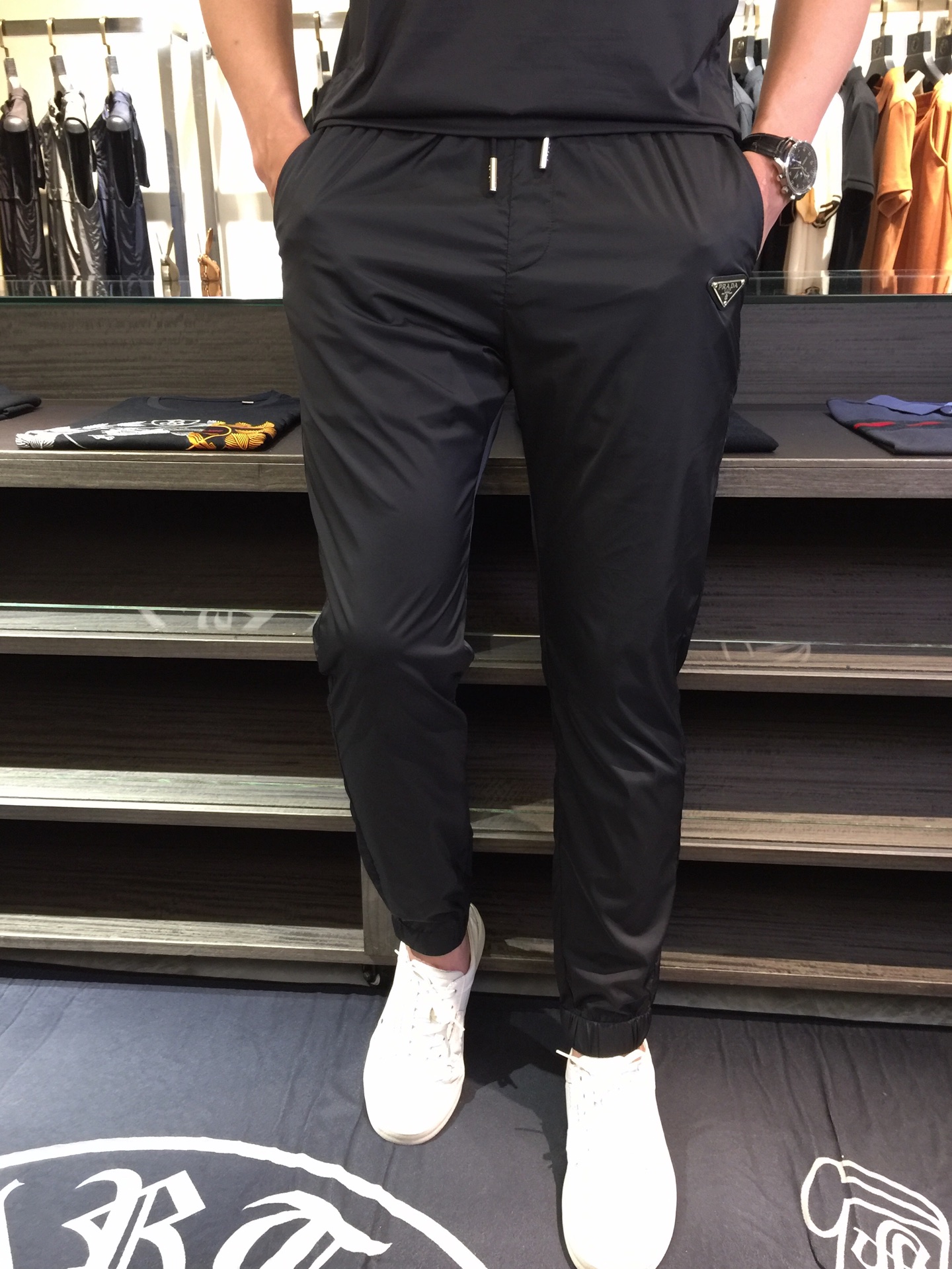 NO:472229,/Set Pants details P Home 2025 new product, men's summer sports and casual suit, hooded short-sleeved T-shirt and trousers combination, very practical to wear alone, very smooth and comfortable imported ice-skating fabric, 2025 summer series draws inspiration from the collection elements, suitable for wearing multiple age groups, casual sports trousers with brand logo, and a variety of craftsmanship is integrated, details are visible, exquisite and durable!  Size M~XXXL (model 175/125 catties wear M), T-shirt,tees,t-shirt,hats,alexander wang19860909/套 裤子细节P家2025新品,男士夏季运动休闲套装,连帽短袖t恤和长裤的组合,单穿也很实用,非常顺滑舒适的进口冰滑面料,2025夏季系列 典藏元素中汲取灵感,适合多个年龄段穿着,休闲运动卫裤饰有品牌标识,多种工艺融入 细节可见 精致又耐看！尺码M～XXXL（模特175/125斤穿M）,,T-shirt,tees，t-shirt,hats,alexander wang,Men's clothing