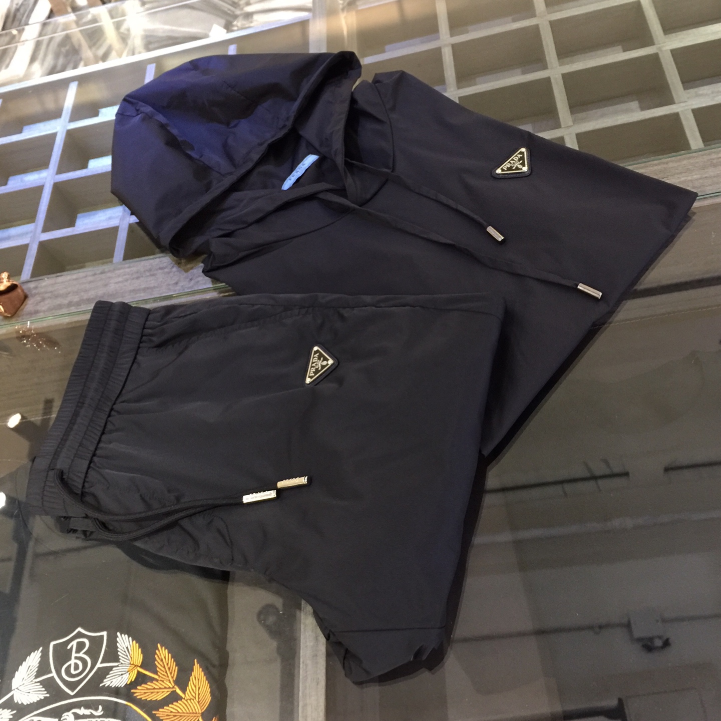 NO:472234,/Set Top details P Home 2025 new product, men's summer sports and casual suit, hooded short-sleeved T-shirt and trousers combination, very practical to wear alone, very smooth and comfortable imported ice-skating fabric, 2025 summer series draws inspiration from the collection elements, suitable for wearing multiple age groups, casual sports trousers with brand logo, and a variety of craftsmanship is integrated, details are visible, exquisite and durable!  Size M~XXXL (model 175/125 catties wear M), T-shirt,tees,t-shirt,hats,alexander wang19860909/套 上衣细节P家2025新品,男士夏季运动休闲套装,连帽短袖t恤和长裤的组合,单穿也很实用,非常顺滑舒适的进口冰滑面料,2025夏季系列 典藏元素中汲取灵感,适合多个年龄段穿着,休闲运动卫裤饰有品牌标识,多种工艺融入 细节可见 精致又耐看！尺码M～XXXL（模特175/125斤穿M）,,T-shirt,tees，t-shirt,hats,alexander wang,Men's clothing