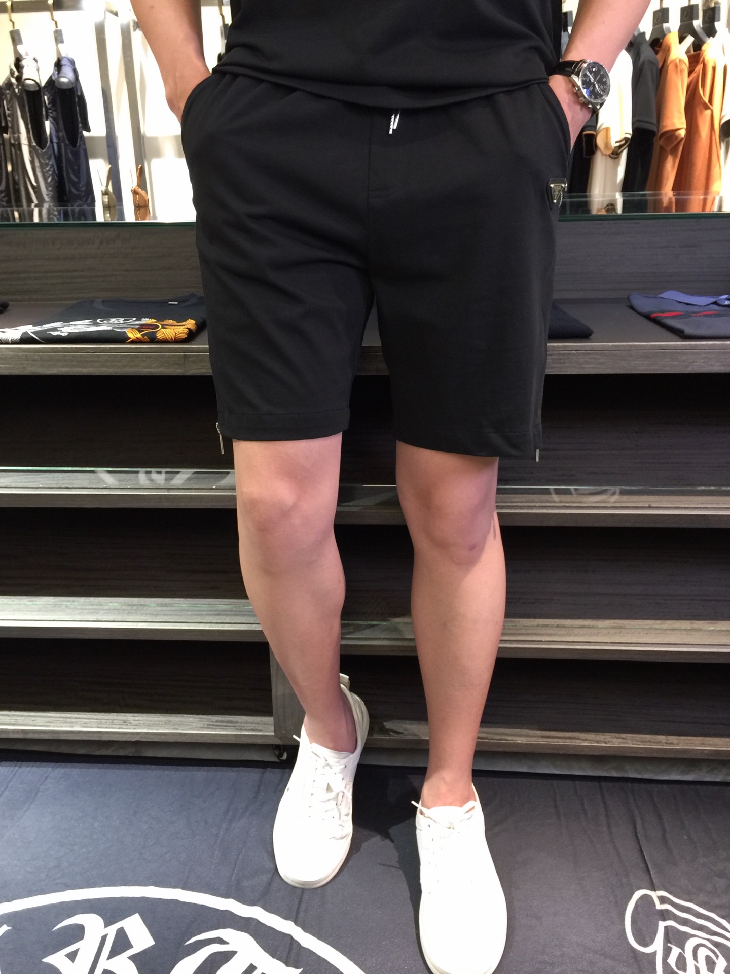 NO:472237,/Set Shorts details P Home 2025 summer new style, fashionable European style micro-expanded shorts set, using imported high-end high-grade heavy fabric, splicing zipper design!  Very fashionable, perfect three-dimensional tailoring, more comfortable to wear, low-key and luxurious. Size M~XXXL (model 175/125 catties wear M), shorts, alexander wang19860909/套 短裤细节P家2025夏季新款,时尚欧风微扩短裤套装,采用进口高档高克重面料,拼接拉链工艺设计！很时尚,完美立体剪裁,穿着起来更加舒服,低调奢华.尺码M～XXXL（模特175/125斤穿M）,,shorts,alexander wang,Men's clothing