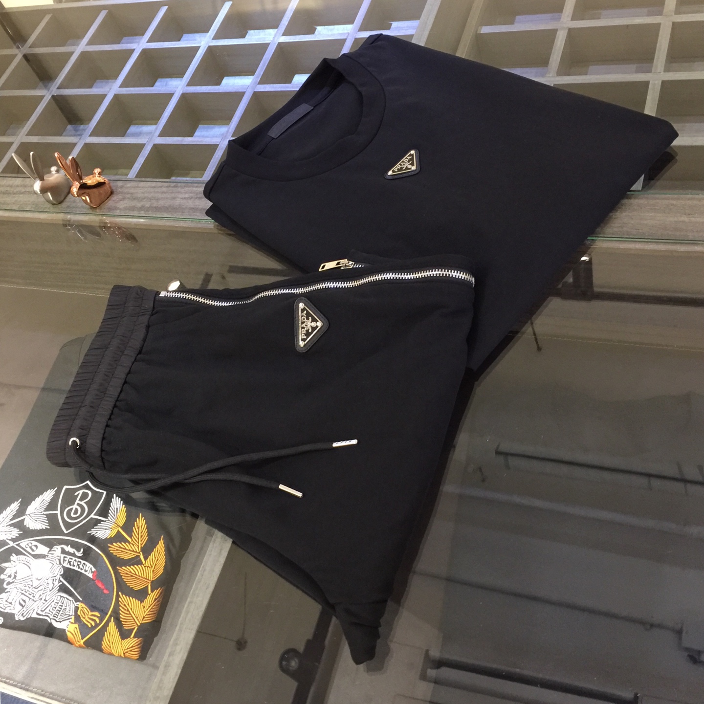 NO:472243,/Set Top details P Home 2025 summer new style, fashionable European style micro-expanding shorts set, using imported high-end high-grade high-quality fabric, splicing zipper technology design!  Very fashionable, perfect three-dimensional tailoring, more comfortable to wear, low-key and luxurious. Size M~XXXL (model 175/125 catties wear M), shorts, alexander wang19860909/套 上衣细节P家2025夏季新款,时尚欧风微扩短裤套装,采用进口高档高克重面料,拼接拉链工艺设计！很时尚,完美立体剪裁,穿着起来更加舒服,低调奢华.尺码M～XXXL（模特175/125斤穿M）,,shorts,alexander wang,Men's clothing