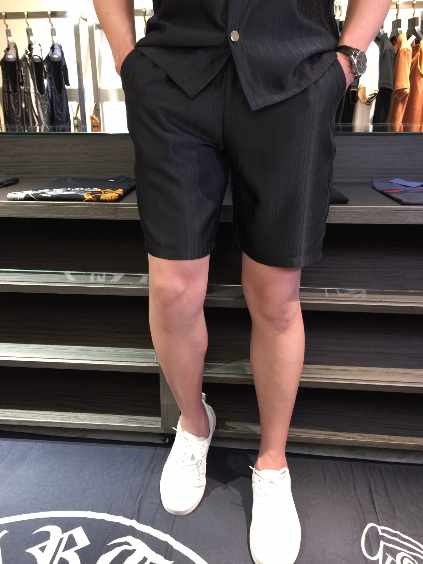 NO:472249,/Set Shorts Details P Home 2025 Summer New Style, Fashion European Style Micro-Extended Shorts Lapel Cardigan Set, Snap Design!  It uses imported high-end imitation silk fabric, vertical striped texture fabric, and leather pocket craft design!  Very fashionable, perfect three-dimensional tailoring, more comfortable to wear, low-key and luxurious. Size M~XXXL (model 175/125 catties wear M), shorts, real silk, alexander wang19860909/套 短裤细节P家2025夏季新款,时尚欧风微扩短裤翻领开衫套装,按扣设计！采用进口高档仿真丝面料,竖条纹纹理面料、皮质口袋工艺设计！很时尚,完美立体剪裁,穿着起来更加舒服,低调奢华.尺码M～XXXL（模特175/125斤穿M）,,shorts,real silk,alexander wang,Men's clothing