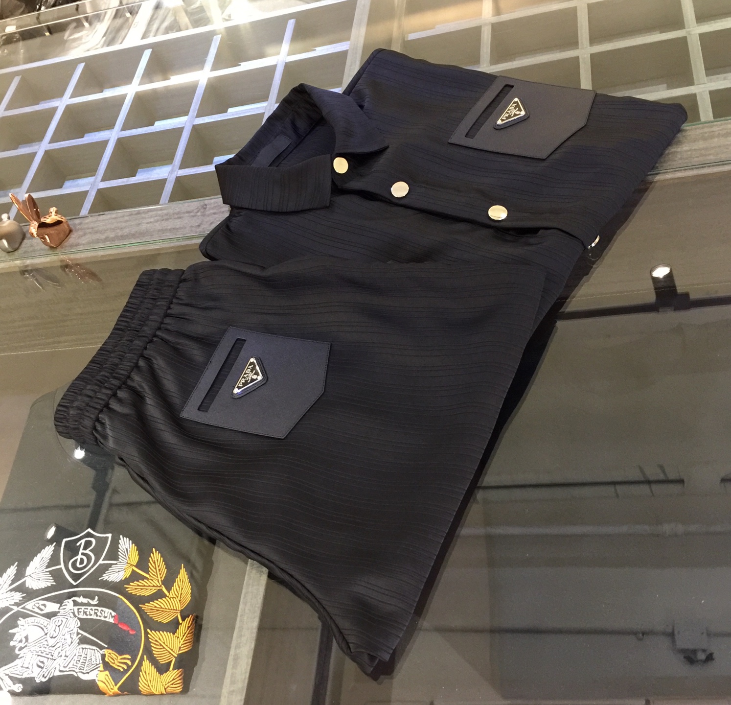 NO:472252,/Set Top details P home 2025 summer new style, fashionable European style micro-expanded shorts lapel cardigan suit, snap design!  It uses imported high-end imitation silk fabric, vertical striped texture fabric, and leather pocket craft design!  Very fashionable, perfect three-dimensional tailoring, more comfortable to wear, low-key and luxurious. Size M~XXXL (model 175/125 catties wear M), shorts, real silk, alexander wang19860909/套 上衣细节P家2025夏季新款,时尚欧风微扩短裤翻领开衫套装,按扣设计！采用进口高档仿真丝面料,竖条纹纹理面料、皮质口袋工艺设计！很时尚,完美立体剪裁,穿着起来更加舒服,低调奢华.尺码M～XXXL（模特175/125斤穿M）,,shorts,real silk,alexander wang,Men's clothing