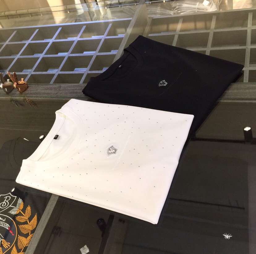 NO:472257,Fanjia’s new summer products in 2025, classic and fashionable versatile round neck short-sleeved shirt, woven mercerized cotton fabric!  The fabric is soft and delicate, the front dress is ironed diamond, and the heavy industry logo design!  Basic base shirts are indispensable for men's wardrobes. They can be matched with various clothing anytime and anywhere to meet your daily needs. The fabrics and factories we choose are all used by first-tier brands, and the clothes are designed very atmospheric and fashionable and high-end goods!  Dears, hurry up and buy it!  Black/white!  Size M~XXXL (model 175/125 catties wear M), T-shirt, alexander wang19860909范家2025夏季新品 经典时尚百搭圆领短袖衫 订织丝光棉面料！面料柔软细腻 前幅整衣烫钻,重工Logo设计！男人的衣柜都少不了基础打底衫 随时随地都可以拿来搭配各种服饰 满足您日常生活需求.我们所选择的面料及工厂都是一线品牌所使用的,衣服设计非常的大气时尚 高档货物！亲们赶紧入手！黑色/白色！尺码M～XXXL（模特175/125斤穿M）,,T-shirt,alexander wang,Men's clothing