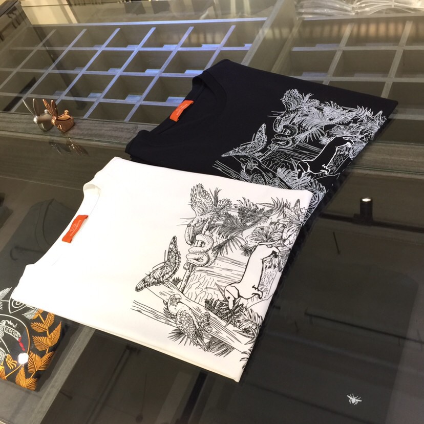 NO:472267,TB Home 2025 Summer European New Products, Snap All Versions in a flash!  Classic and fashionable versatile round neck short sleeves, customized mercerized cotton super soft fabric, three-dimensional hot stamping logo on the chest!  The contrasting color design is super good!  Basic base shirts are indispensable for men's wardrobe. They can be matched with various clothing anytime and anywhere to meet your daily needs. The fabrics and factories we choose are all used by first-tier brands, so we recommend buying them!  Black/white!  Size M~XXXL (model 175/125 catties wear M), T-shirt, alexander wang19860909TB家2025夏季欧货新品 秒杀一切版本！经典时尚百搭圆领短袖 订制丝光棉超柔软面料 胸前立体烫印Logo！撞色设计超好看！男人的衣柜都少不了基础打底衫 随时随地都可以拿来搭配各种服饰 满足您日常生活需求.我们所选择的面料及工厂都是一线品牌所使用的,推荐入手！黑色/白色！尺码M～XXXL（模特175/125斤穿M）,,T-shirt,alexander wang,Men's clothing