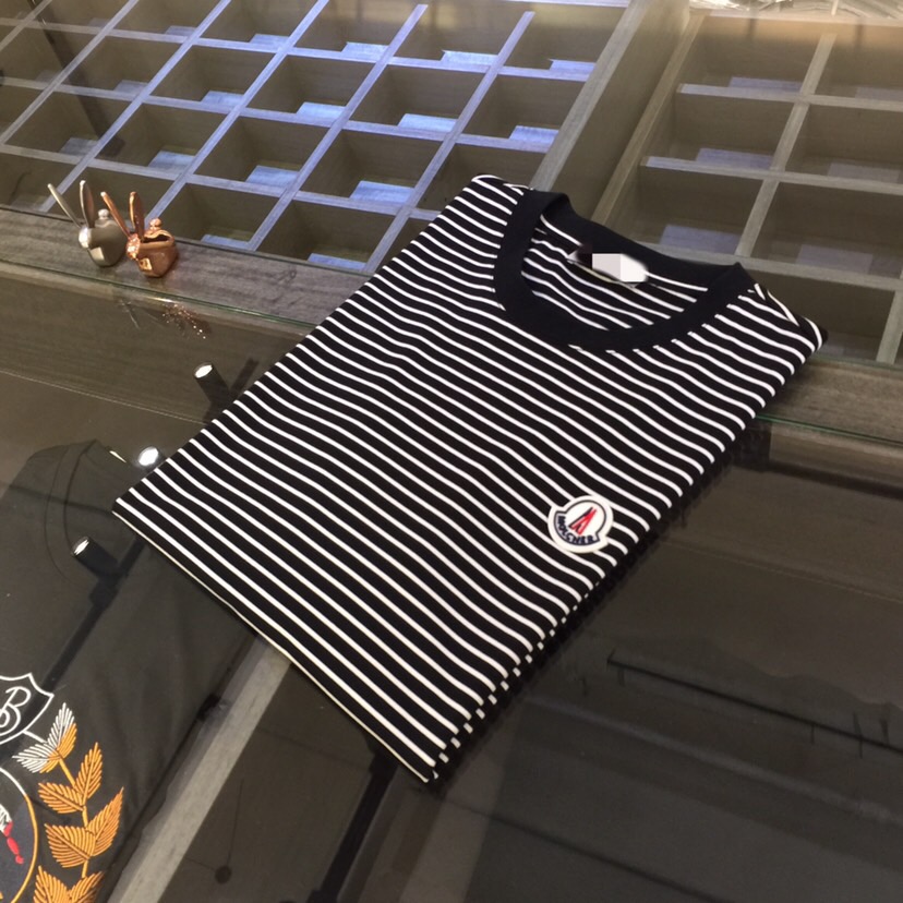 NO:472272,Mo's high-end products!  2025 summer wear new round neck shirt, a brand new concept, a boutique work of fashion tycoon, adopting the top integrated molding stripe craftsmanship, and the fabric is made of top mercerized cotton fabric!  The delicate and smooth texture makes people feel comfortable. Highly recommended. And you can't see such a style outside at all!  It is definitely an eye-catching model that cannot be missed. It shows its fashion charm and style. It is perfectly matched in terms of color and style. Size M~XXXL (model 175/125 catties wear M), alexander wang19860909Mo家高端产物！2025夏装新品圆领衫 全新的概念 时尚大鳄的精品之作,采用最顶尖一体成型条纹工艺 面料采用顶级丝光棉面料！ 细腻柔滑的质感 让人倍感舒适 强烈推荐 而且外面您是根本看不到这样的款式的！绝对是不容错过的吸睛款 尽显时尚魅力风尚不管是从色系还是款式上都是完美搭配.尺码M～XXXL（模特175/125斤穿M）,,alexander wang,Men's clothing