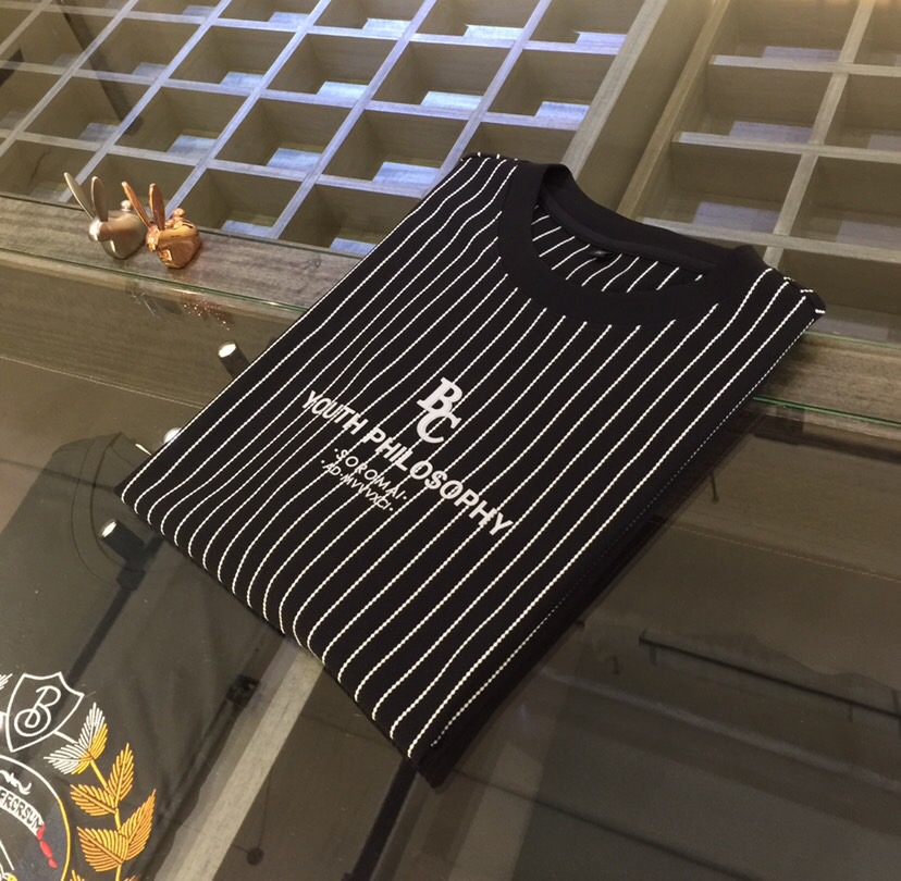 NO:472277,BC Home's latest short-sleeved round neck shirt in summer 2025!  New vertical striped high-end crocheted honeycomb fabric, breathable, comfortable, delicate and soft, all original customized products, and collar threaded crocheted technology!  High-end quality!  High-quality shipment, fashionable and stylish upper body!  Size M~XXXL (model 175/125 catties wear M), chanel, T-shirt, alexander wang19860909BC家2025夏季最新发布短袖圆领衫！全新竖条纹高档钩织蜂窝状面料,透气舒适细腻柔软,面料,辅料全部原版定制出品,领部螺纹钩织工艺！品质高端！高品质出货,上身时尚有型！尺码M～XXXL（模特175/125斤穿M）,,chanel,T-shirt,alexander wang,Men's clothing