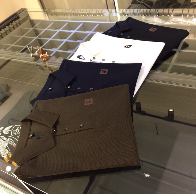 NO:452176,The latest series of Fat Brother F’s Gospel 1975AW, versatile commuting to work, elegant design, a must-have for business elites, using Gaoke heavy mercerized cotton fabric, Wen Ru soft, delicate and soft, the upper body is naturally comfortable, lapel business casual slim fit, can be worn in both business and leisure!  Thread hooking process at the placket!  It highlights the overall styling and body-slimming feeling. The overall craftsmanship line is really impeccable. This kind of lapel fashion adds points to urban fashion people and has a more gentlemanly charm!  Black/white/dark blue/dark green!  Size M～4XL (model/catties wear M), fendi, alexander wang19860909F家胖哥哥福音1975AW最新系列 上班通勤百搭 富于优雅的设计感 商务精英必备 采用高克重丝光棉面料 温儒柔软 细腻柔软 上身自然是舒适 翻领商务休闲修身款 无论是商务还是休闲时候都可穿搭！门襟处螺纹勾织工艺！非常的凸显整体的造型感以及修身上身感 整体的工艺车线真的是无可挑剔的 这样的一款翻领时装 无不为都市时尚人士加分 更加的绅士韵味十足范！黑色/白色/深蓝色/深绿色！尺码M～4XL（模特/斤穿M）,,fendi,alexander wang,Men's clothing