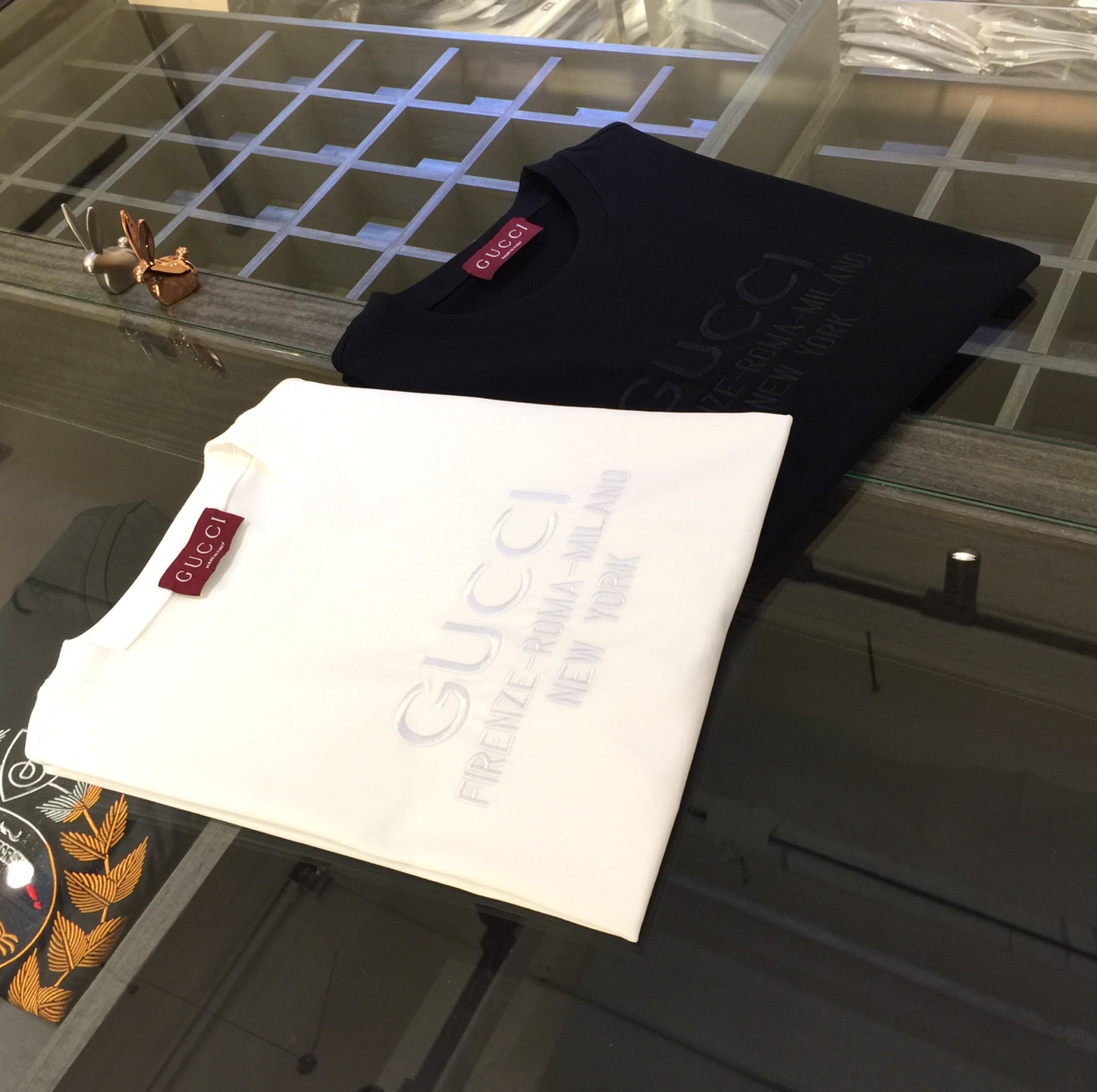 NO:452224,G Home 2025 summer new product, classic and fashionable versatile round neck micro-expanded half-sleeved shirt, woven high-grade cotton fabric, exquisite three-dimensional embroidery craftsmanship logo design on the chest!  Imported original double-strand yarn, the fabric is soft and delicate, and basic base shirts are indispensable in men's wardrobe. They can be matched with various clothing anytime and anywhere to meet your daily life needs. The fabrics and factories we choose are all used by first-tier brands, and the clothes are very simple and low-key. Dears, buy them quickly!  Black/white!  Size M~XXXL (model/jin wear M), gucci, alexander wang19860909G家2025夏季新品 经典时尚百搭圆领微扩半袖衫 订织高克数欧棉面料 胸前精致立体刺绣工艺Logo设计！进口原版双股纱线 面料柔软细腻 男人的衣柜都少不了基础打底衫 随时随地都可以拿来搭配各种服饰 满足您日常生活需求.我们所选择的面料及工厂都是一线品牌所使用的,衣服设计非常的简洁 很是低调的设计 亲们赶紧入手！黑色/白色！尺码M～XXXL（模特/斤穿M）,,gucci,alexander wang,Men's clothing