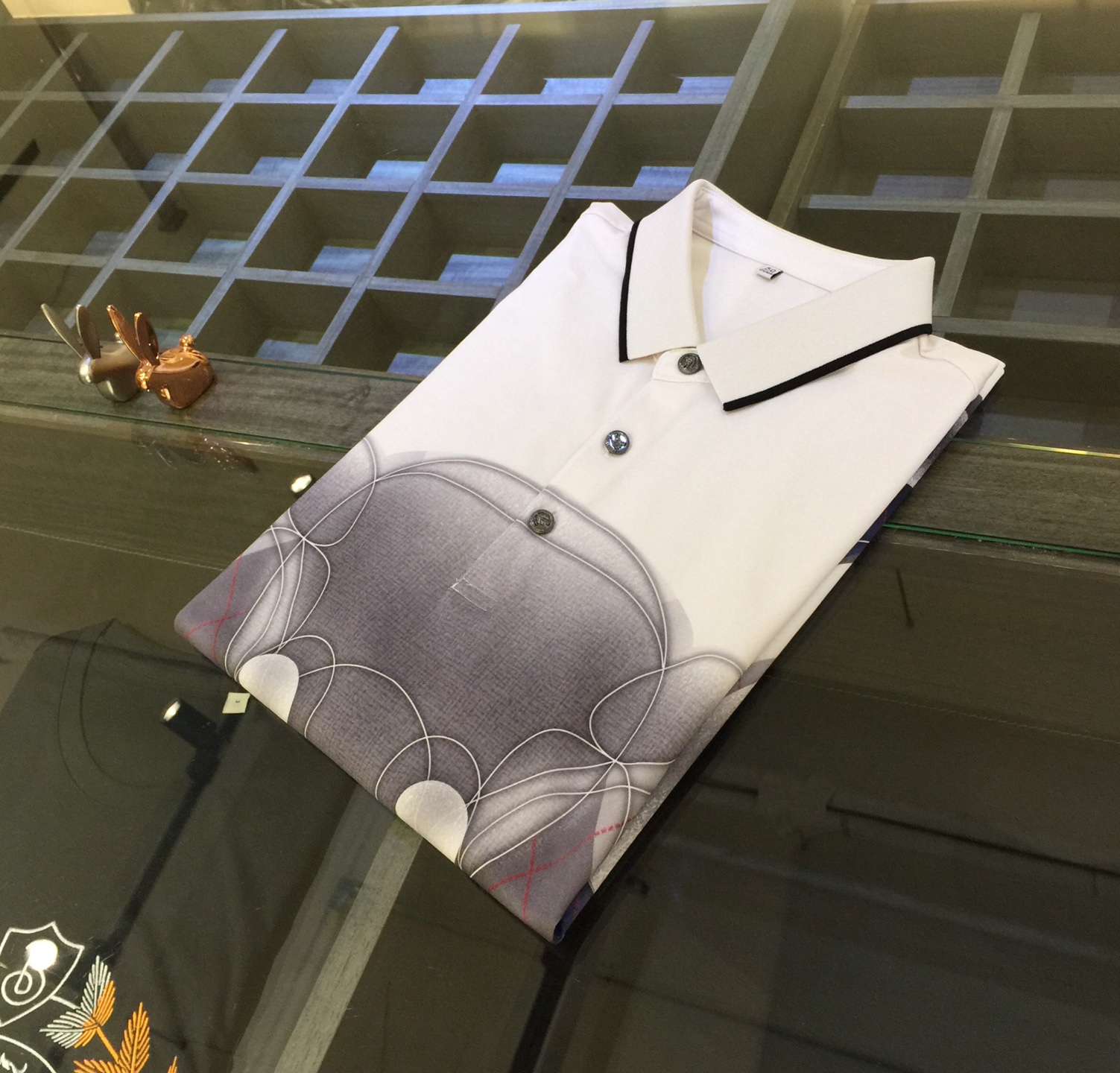 NO:452236,Recommended by B Family Products!  The latest series of 2025AW, versatile commuting to work, elegant design, a must-have for business elites, using high-quality mercerized cotton plain fabric, Wen Ru soft, delicate and soft, the upper body is naturally comfortable, lapel business casual slim fit, can be worn in both business and leisure, exquisite brand pattern jacquard design!  It highlights the overall styling and body-slimming feeling. The overall craftsmanship line is really impeccable. This kind of lapel fashion adds points to urban fashion people and has a more gentlemanly charm!  Size M~XXXL (model/kilogram wear M), alexander wang19860909B家臻品推荐！2025AW最新系列 上班通勤百搭 富于优雅的设计感 商务精英必备 采用高克重丝光棉平纹面料 温儒柔软 细腻柔软 上身自然是舒适 翻领商务休闲修身款 无论是商务还是休闲时候都可穿搭 精美品牌图纹提花设计！非常的凸显整体的造型感以及修身上身感 整体的工艺车线真的是无可挑剔的 这样的一款翻领时装 无不为都市时尚人士加分 更加的绅士韵味十足范！尺码M～XXXL（模特/斤穿M）,,alexander wang,Men's clothing