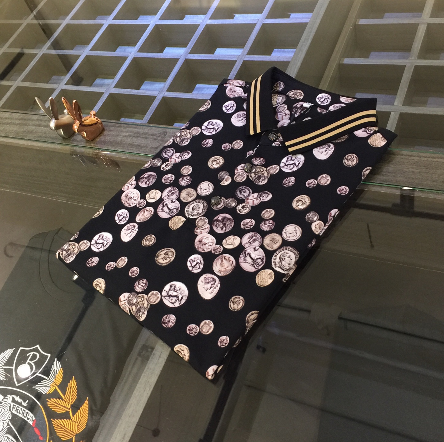 NO:452242,Fanjia’s latest short-sleeved lapel shirt in summer 2025!  High-end silk cotton fabric, breathable, comfortable, delicate and soft, all original customized products, and high-end digital printing of the whole dress!  High-end quality!  High-quality shipment, fashionable and stylish upper body!  Size M~XXXL (model/kilogram wear M), T-shirt, alexander wang19860909范家2025夏季最新发布短袖翻领衫！高档天丝棉面料,透气舒适细腻柔软,面料,辅料全部原版定制出品,整衣高档数码印花！品质高端！高品质出货,上身时尚有型！尺码M～XXXL（模特/斤穿M）,,T-shirt,alexander wang,Men's clothing