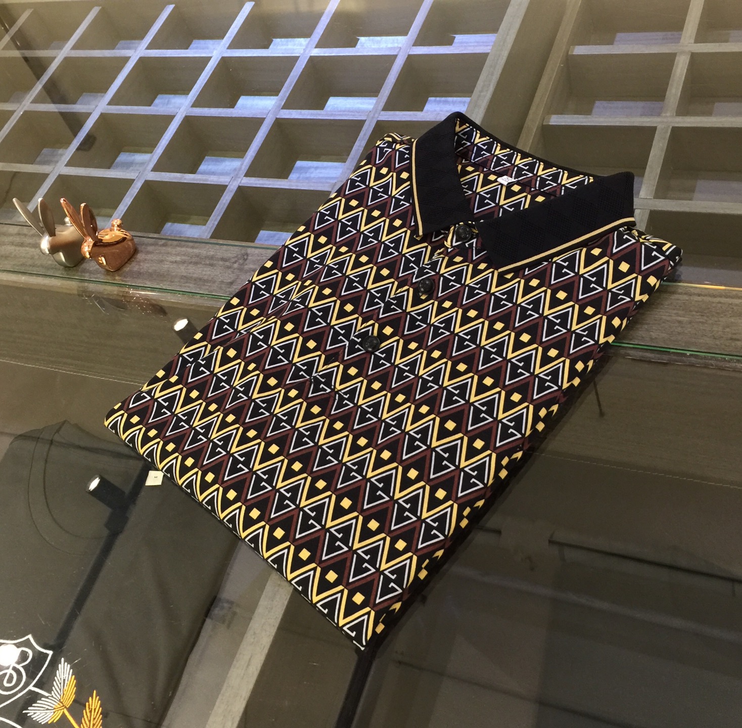 NO:452248,G Home has the latest short-sleeved lapel shirt in summer 2025!  High-end silk cotton fabric, breathable, comfortable, delicate and soft, all original customized products, and high-end digital printing of the whole dress!  High-end quality!  High-quality shipment, fashionable and stylish upper body!  Size M~XXXL (model/jin wear M), gucci, T-shirt, alexander wang19860909G家2025夏季最新发布短袖翻领衫！高档天丝棉面料,透气舒适细腻柔软,面料,辅料全部原版定制出品,整衣高档数码印花！品质高端！高品质出货,上身时尚有型！尺码M～XXXL（模特/斤穿M）,,gucci,T-shirt,alexander wang,Men's clothing