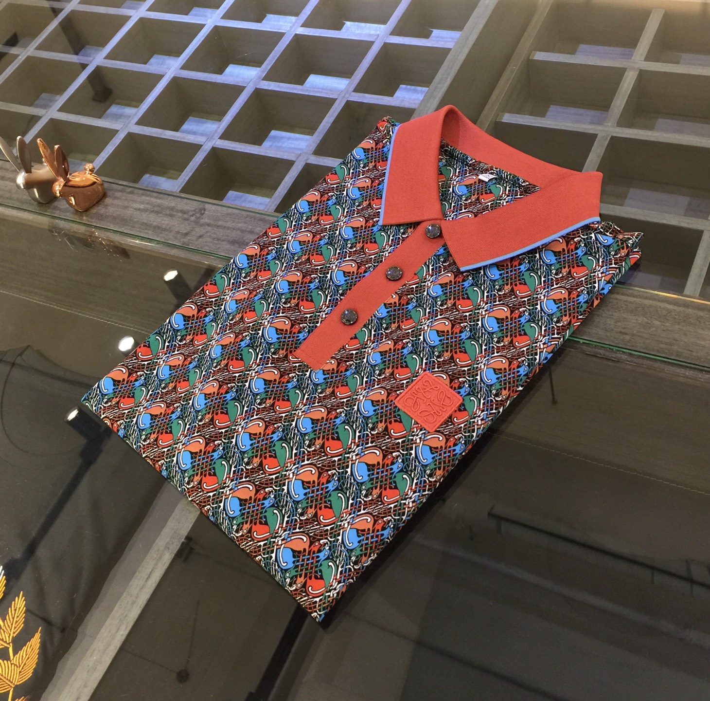 NO:452254,Luojia’s latest short-sleeved lapel shirt in summer 2025!  High-end silk cotton fabric, breathable, comfortable, delicate and soft, all original customized products, and high-end digital printing of the whole dress!  High-end quality!  High-quality shipment, fashionable and stylish upper body!  Size M~XXXL (model/kilogram wear M), loewe, T-shirt, alexander wang19860909罗家2025夏季最新发布短袖翻领衫！高档天丝棉面料,透气舒适细腻柔软,面料,辅料全部原版定制出品,整衣高档数码印花！品质高端！高品质出货,上身时尚有型！尺码M～XXXL（模特/斤穿M）,,loewe,T-shirt,alexander wang,Men's clothing