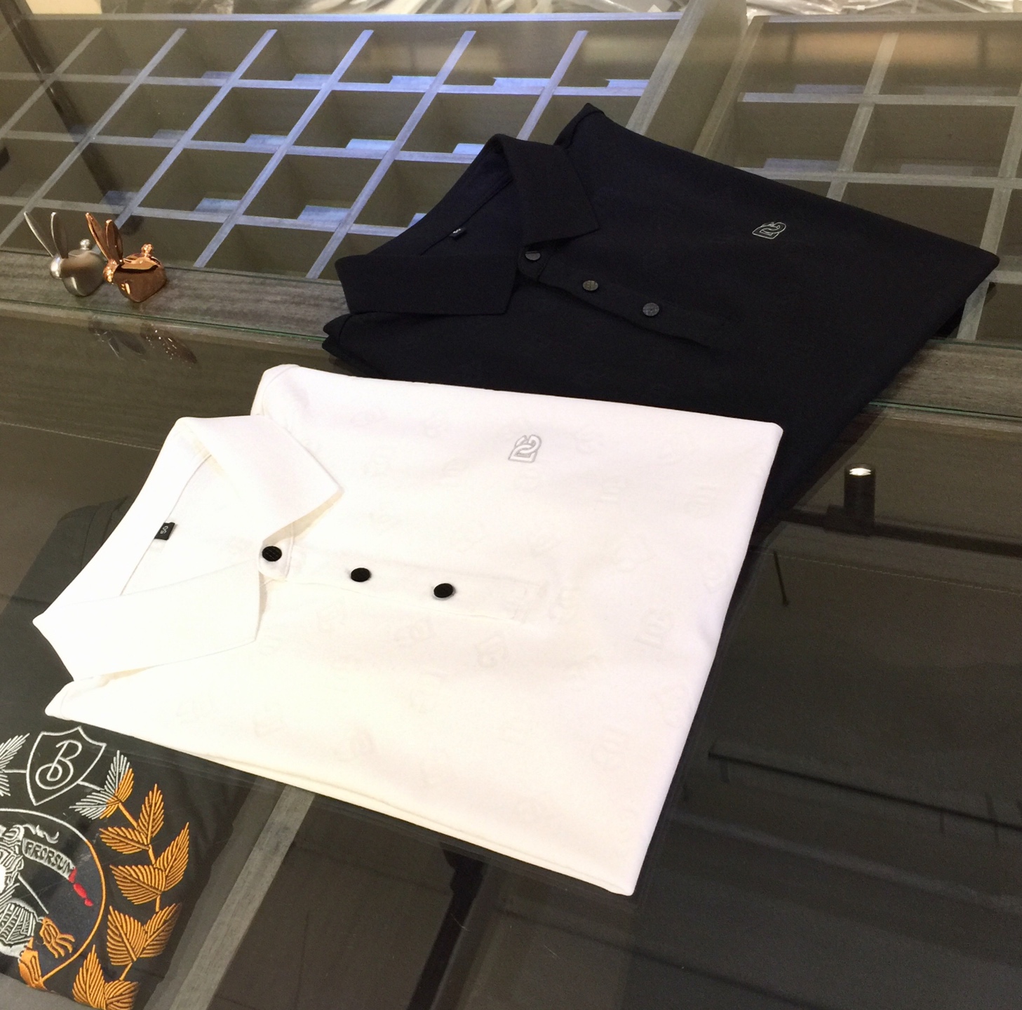 NO:452208,DG Home 2025 summer wear new lapel shirt, a brand new concept, a masterpiece of fashion tycoons, adopting the top integrated molding process, and the fabric adopts the top double mercerized knitting and flowering process!  The delicate and smooth texture makes people feel comfortable. Highly recommended. And you can't see such a style outside at all!  It is definitely an eye-catching model that cannot be missed. It shows its fashionable charm and style. It is perfectly matched in terms of color and style. Black/white!  Size M~XXXL (model/jin wear M), gucci, alexander wang19860909DG家2025夏装新品翻领衫 全新的概念 时尚大鳄的精品之作,采用最顶尖一体成型工艺 面料采用顶级双丝光针织烧花工艺！ 细腻柔滑的质感 让人倍感舒适 强烈推荐 而且外面您是根本看不到这样的款式的！绝对是不容错过的吸睛款 尽显时尚魅力风尚不管是从色系还是款式上都是完美搭配.黑色/白色！尺码M～XXXL（模特/斤穿M）,,gucci,alexander wang,Men's clothing