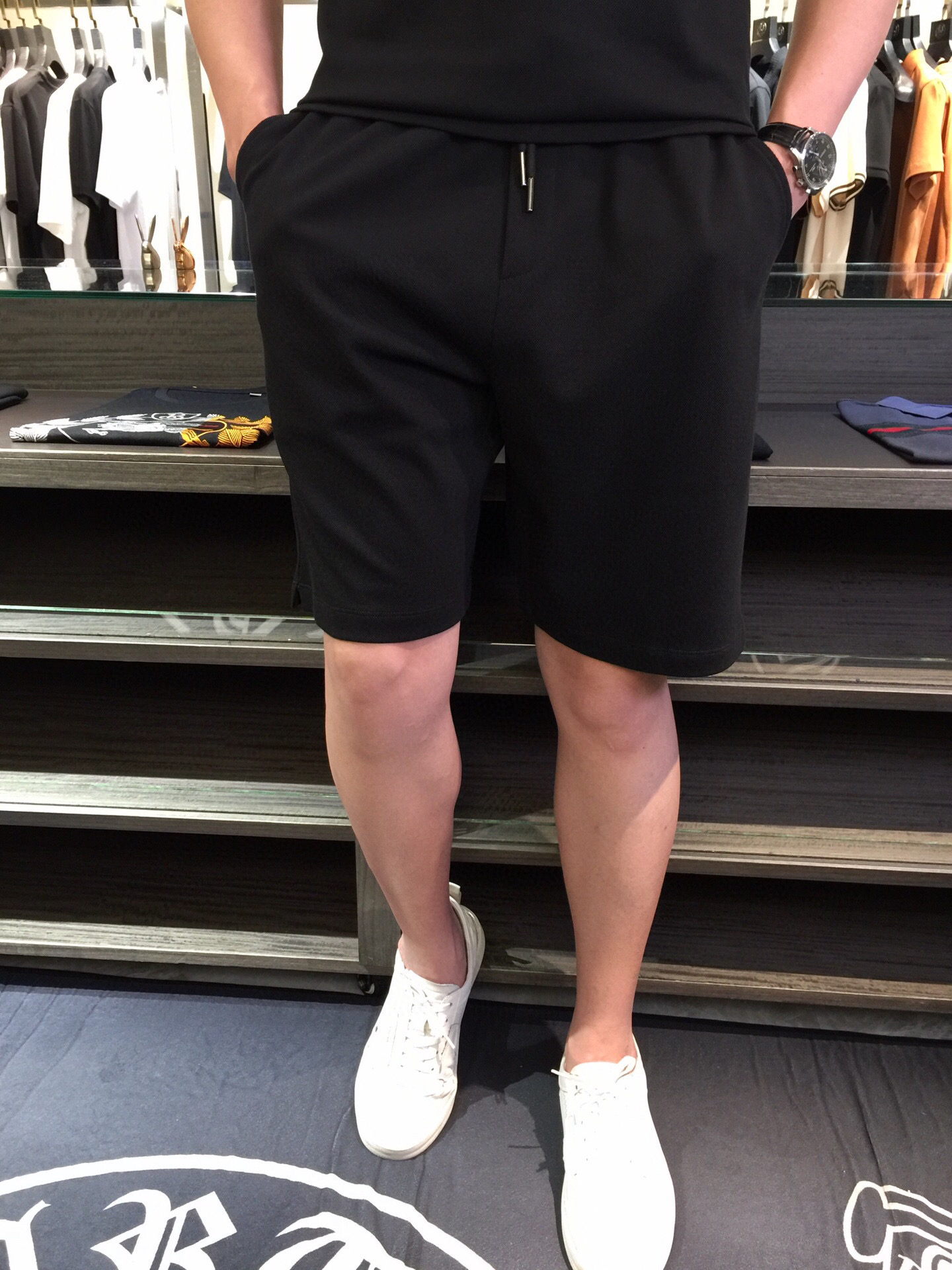 NO:452214,/Set Details of Shorts B Fat Brother Gospel 1975AW Latest Series Set!  Commuting to work and an elegant design sense. A must-have for business elites. It is made of Gaoke heavy mercerized cotton fabric. Wen Ru is soft, delicate and soft. The upper body is naturally comfortable. Lapel business casual slim fit. The brand logo embroidery design on the chest!  You can wear it in business or casual!  It highlights the overall styling and body-slimming feeling. The overall craftsmanship line is really impeccable. This kind of lapel fashion adds points to urban fashion people and has a more gentlemanly charm!  Size M～4XL (model/catties wear M), shorts, alexander wang19860909/套 短裤细节图B家胖哥哥福音1975AW最新系列套装！上班通勤百搭 富于优雅的设计感 商务精英必备 采用高克重丝光棉面料 温儒柔软 细腻柔软 上身自然是舒适 翻领商务休闲修身款 胸前品牌Logo刺绣设计！无论是商务还是休闲时候都可穿搭！非常的凸显整体的造型感以及修身上身感 整体的工艺车线真的是无可挑剔的 这样的一款翻领时装 无不为都市时尚人士加分 更加的绅士韵味十足范！尺码M～4XL（模特/斤穿M）,,shorts,alexander wang,Men's clothing