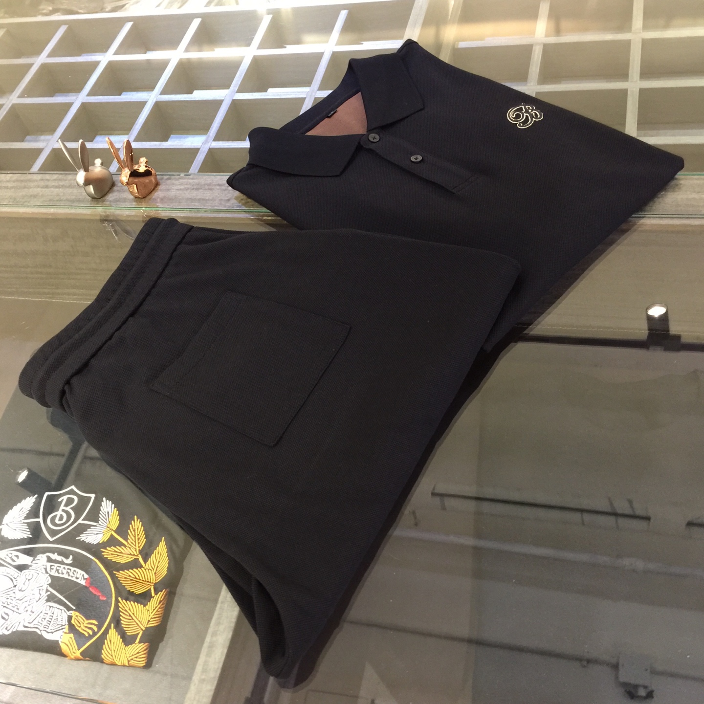 NO:452220,/Set Top details picture B Fat Brother Gospel 1975AW latest series set!  Commuting to work and an elegant design sense. A must-have for business elites. It is made of Gaoke heavy mercerized cotton fabric. Wen Ru is soft, delicate and soft. The upper body is naturally comfortable. Lapel business casual slim fit. The brand logo embroidery design on the chest!  You can wear it in business or casual!  It highlights the overall styling and body-slimming feeling. The overall craftsmanship line is really impeccable. This kind of lapel fashion adds points to urban fashion people and has a more gentlemanly charm!  Size M～4XL (model/catties wear M), alexander wang19860909/套 上衣细节图B家胖哥哥福音1975AW最新系列套装！上班通勤百搭 富于优雅的设计感 商务精英必备 采用高克重丝光棉面料 温儒柔软 细腻柔软 上身自然是舒适 翻领商务休闲修身款 胸前品牌Logo刺绣设计！无论是商务还是休闲时候都可穿搭！非常的凸显整体的造型感以及修身上身感 整体的工艺车线真的是无可挑剔的 这样的一款翻领时装 无不为都市时尚人士加分 更加的绅士韵味十足范！尺码M～4XL（模特/斤穿M）,,alexander wang,Men's clothing