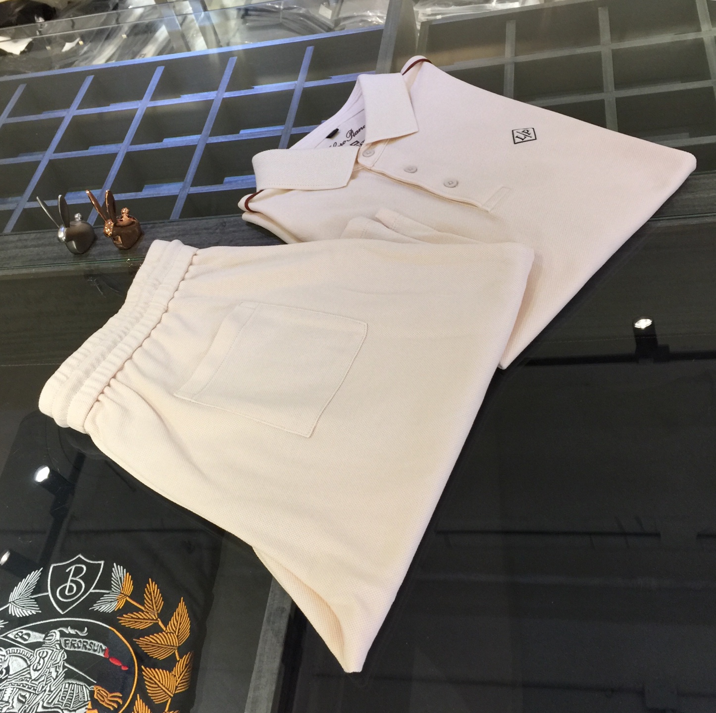 NO:452232,/Set Top Details Picture LP Fat Brother Gospel 1975AW Latest Series Set!  Commuting to work and an elegant design sense. A must-have for business elites. It is made of high-quality mercerized cotton fabric. Wen Ru is soft, delicate and soft. The upper body is naturally comfortable. Lapel business casual slim fit. You can wear it in both business and leisure!  It highlights the overall styling and body-slimming feeling. The overall craftsmanship line is really impeccable. This kind of lapel fashion adds points to urban fashion people and has a more gentlemanly charm!  Beige!  Size M～4XL (model/catties wear M), loro piano, alexander wang19860909/套 上衣细节图LP家胖哥哥福音1975AW最新系列套装！上班通勤百搭 富于优雅的设计感 商务精英必备 采用高克重丝光棉面料 温儒柔软 细腻柔软 上身自然是舒适 翻领商务休闲修身款 无论是商务还是休闲时候都可穿搭！非常的凸显整体的造型感以及修身上身感 整体的工艺车线真的是无可挑剔的 这样的一款翻领时装 无不为都市时尚人士加分 更加的绅士韵味十足范！米色！尺码M～4XL（模特/斤穿M）,,loro piana,alexander wang,Men's clothing