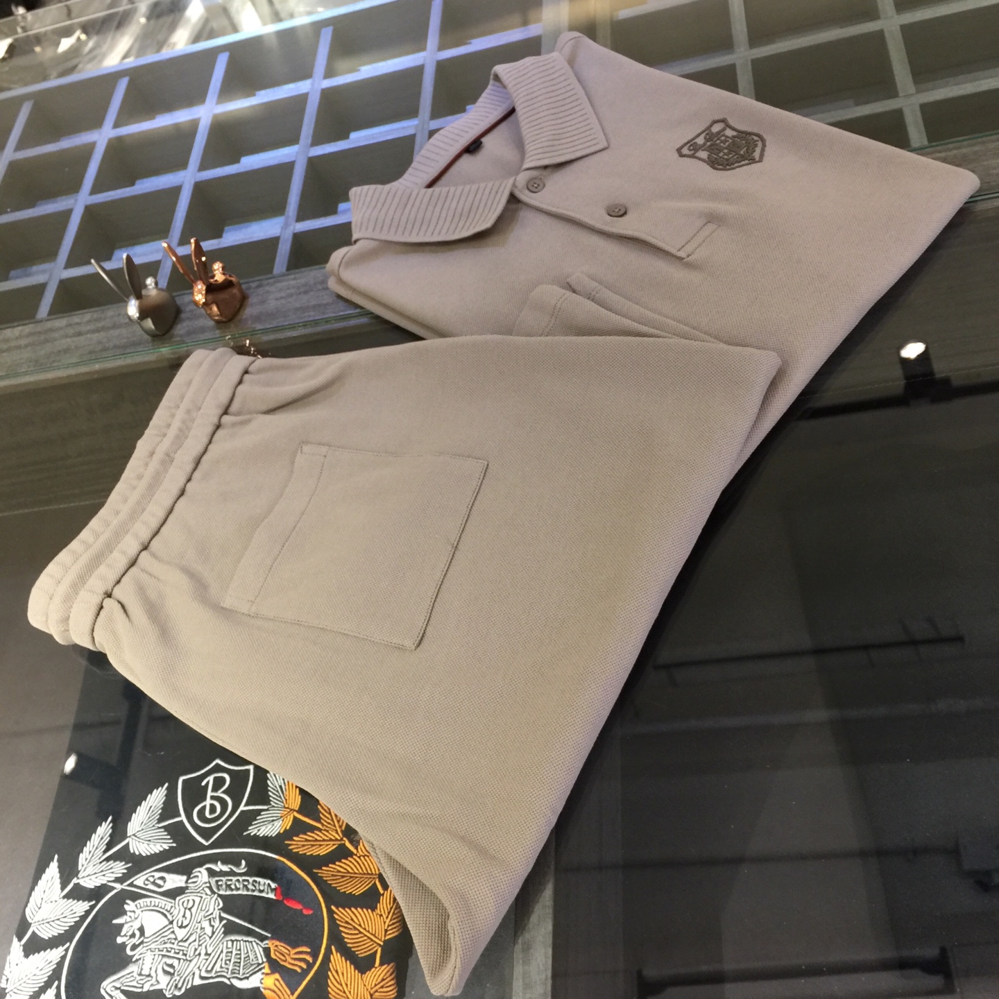 NO:452244,/Set Top Details Picture LP Fat Brother Gospel 1975AW Latest Series Set!  Commuting to work and an elegant design sense. A must-have for business elites. It is made of Gaoke heavy mercerized cotton fabric. Wen Ru is soft, delicate and soft. The upper body is naturally comfortable. Lapel business casual slim fit. The brand logo embroidery design on the chest!  You can wear it in business or casual!  It highlights the overall styling and body-slimming feeling. The overall craftsmanship line is really impeccable. This kind of lapel fashion adds points to urban fashion people and has a more gentlemanly charm!  Gray green!  Size M～4XL (model/catties wear M), loro piano, alexander wang19860909/套 上衣细节图LP家胖哥哥福音1975AW最新系列套装！上班通勤百搭 富于优雅的设计感 商务精英必备 采用高克重丝光棉面料 温儒柔软 细腻柔软 上身自然是舒适 翻领商务休闲修身款 胸前品牌Logo刺绣设计！无论是商务还是休闲时候都可穿搭！非常的凸显整体的造型感以及修身上身感 整体的工艺车线真的是无可挑剔的 这样的一款翻领时装 无不为都市时尚人士加分 更加的绅士韵味十足范！灰绿色！尺码M～4XL（模特/斤穿M）,,loro piana,alexander wang,Men's clothing