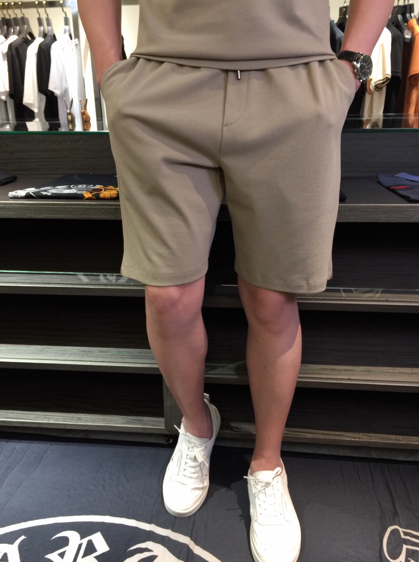 NO:452238,/Sets Details of Shorts LP Fat Brother Gospel 1975AW Latest Series Set!  Commuting to work and an elegant design sense. A must-have for business elites. It is made of Gaoke heavy mercerized cotton fabric. Wen Ru is soft, delicate and soft. The upper body is naturally comfortable. Lapel business casual slim fit. The brand logo embroidery design on the chest!  You can wear it in business or casual!  It highlights the overall styling and body-slimming feeling. The overall craftsmanship line is really impeccable. This kind of lapel fashion adds points to urban fashion people and has a more gentlemanly charm!  Gray green!  Size M～4XL (model/catties wear M), loro piana, shorts, alexander wang19860909/套 短裤细节图LP家胖哥哥福音1975AW最新系列套装！上班通勤百搭 富于优雅的设计感 商务精英必备 采用高克重丝光棉面料 温儒柔软 细腻柔软 上身自然是舒适 翻领商务休闲修身款 胸前品牌Logo刺绣设计！无论是商务还是休闲时候都可穿搭！非常的凸显整体的造型感以及修身上身感 整体的工艺车线真的是无可挑剔的 这样的一款翻领时装 无不为都市时尚人士加分 更加的绅士韵味十足范！灰绿色！尺码M～4XL（模特/斤穿M）,,loro piana,shorts,alexander wang,Men's clothing