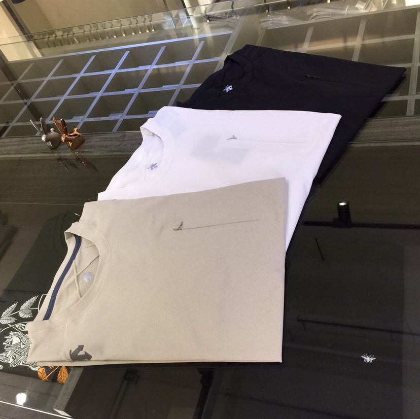 NO:452256,The latest series of DiSan 2025AW, a stylish design sense, uses high-quality quick-drying fabric, seamless craftsmanship!  Wen Ru is soft, delicate and soft, and the upper body is naturally comfortable. The round neck business casual slim fit can be worn both in business and leisure, which highlights the overall styling and slim body feel. The overall craftsmanship line is really impeccable. This kind of fashion all adds points to urban fashion people and has a more gentlemanly charm!  Black/white/apricot color!  Size M~XXXL (model/125 catties wear M), alexander wang19860909迪桑2025AW最新系列 富于时尚的设计感 采用高克重速干面料 无缝工艺！温儒柔软 细腻柔软 上身自然是舒适 圆领商务休闲修身款 无论是商务还是休闲时候都可穿搭 非常的凸显整体的造型感以及修身上身感 整体的工艺车线真的是无可挑剔的 这样的一款时装 无不为都市时尚人士加分 更加的绅士韵味十足范！黑色/白色/杏色！尺码M～XXXL（模特/125斤穿M）,,alexander wang,Men's clothing