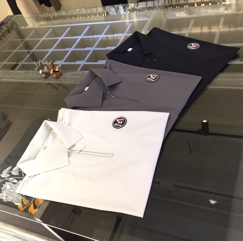 NO:500678,Recommended by Mo Home Products!  The latest series of 2025AW, versatile commuting at work, elegant design, a must-have for business elites, exquisite logo design on the chest!  Use high gram weight 120 mercerized cotton plain fabric with seamless craftsmanship!  Wen Ru is soft, delicate and soft, and the upper body is naturally comfortable. The lapel business and casual slim fit can be worn both in business and leisure, which highlights the overall styling and slim body feel. The overall craftsmanship line is really impeccable. This kind of lapel fashion adds points to urban fashion people and has a more gentlemanly charm!  Black/dark grey/off-white!  Size M~XXXL (model/125 catties wear M), alexander wang19860909Mo家臻品推荐！2025AW最新系列 上班通勤百搭 富于优雅的设计感 商务精英必备 胸前精美Logo设计！采用高克重120支丝光棉平纹面料 无缝工艺！温儒柔软 细腻柔软 上身自然是舒适 翻领商务休闲修身款 无论是商务还是休闲时候都可穿搭 非常的凸显整体的造型感以及修身上身感 整体的工艺车线真的是无可挑剔的 这样的一款翻领时装 无不为都市时尚人士加分 更加的绅士韵味十足范！黑色/深灰色/灰白色！尺码M～XXXL（模特/125斤穿M）,,alexander wang,Men's clothing