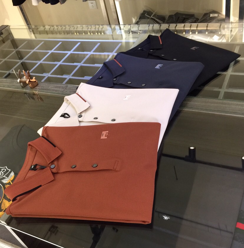 NO:500657,The latest summer series of Fat Brother F’s Gospel, versatile commuting to work, elegant design, a must-have for business elites, made of mulberry silk and mercerized bead floor cotton blend fabric Wen Ru soft, delicate and soft, the upper body is naturally comfortable, lapel business casual slim fit style, you can wear it in both business and leisure!  It highlights the overall styling and body-slimming feeling. The overall craftsmanship line is really impeccable. This kind of lapel fashion adds points to urban fashion people and has a more gentlemanly charm!  Black/dark grey/milk grey/rust red!  Size M~4XL (model/125 catties wear M), fendi, alexander wang19860909F家胖哥哥福音夏季最新系列 上班通勤百搭 富于优雅的设计感 商务精英必备 采用桑蚕丝、丝光珠地棉混纺面料 温儒柔软 细腻柔软 上身自然是舒适 翻领商务休闲修身款 无论是商务还是休闲时候都可穿搭！非常的凸显整体的造型感以及修身上身感 整体的工艺车线真的是无可挑剔的 这样的一款翻领时装 无不为都市时尚人士加分 更加的绅士韵味十足范！黑色/深灰色/奶灰色/锈红色！尺码M～4XL（模特/125斤穿M）,,fendi,alexander wang,Men's clothing