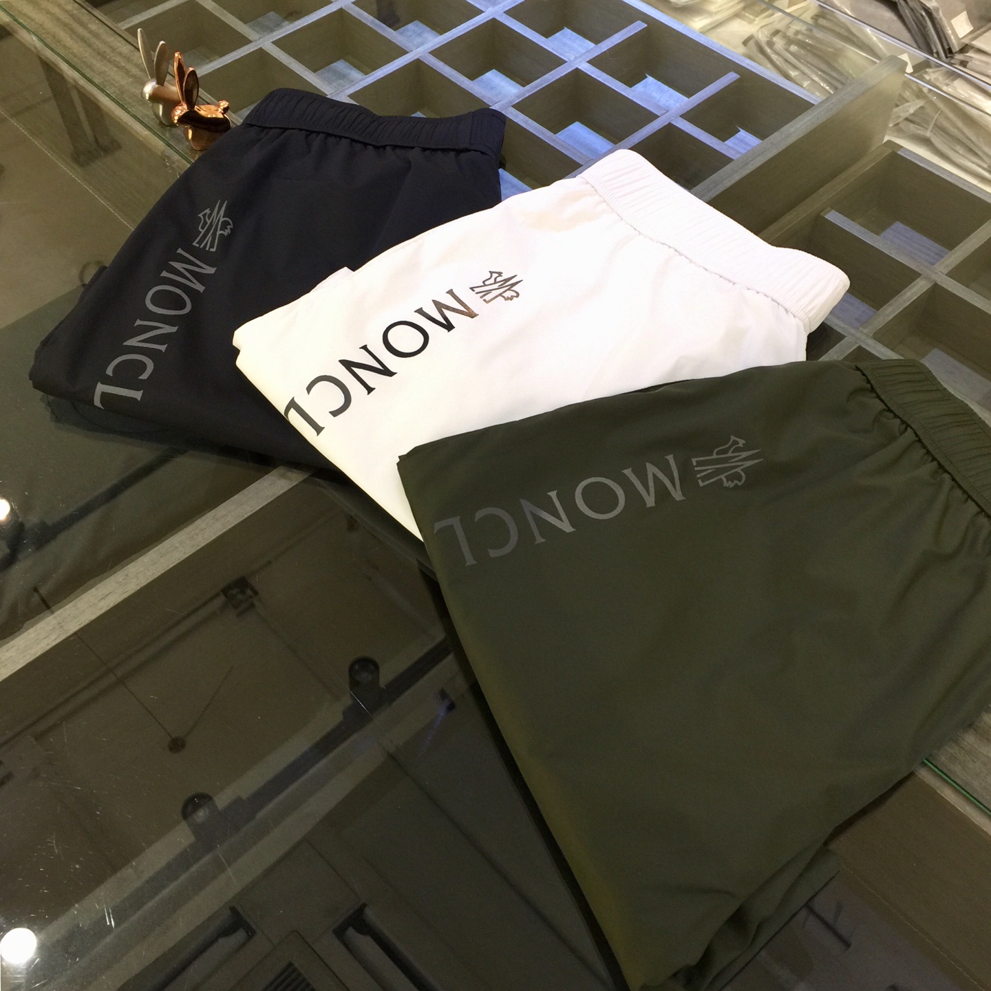 NO:500680,Mo's latest summer shorts in 2025. Production from OEM. Elastic waist design casual pants. Custom imported top four-sided elastic fabric. Good comfort. The upper body has no sense of restraint. High-end style, the upper body shows slender legs. It is definitely a rare good product. Black/white/military green!  Size M~XXXL (model/125 catties wear M), shorts, alexander wang19860909Mo家2025夏季最新款短裤.代工厂出品.松紧腰设计休闲裤 定制进口顶级四面弹面料.舒适度佳.上身毫无束缚感.高版型、上身显腿修长.绝对是不可多得的好货.黑色/白色/军绿色！尺码M～XXXL（模特/125斤穿M）,,shorts,alexander wang,Men's clothing