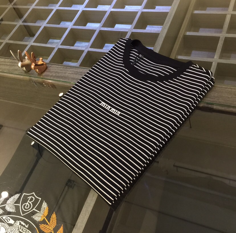 NO:500689,M home high-end products!  2025 summer wear new round neck shirt, a brand new concept, a boutique work of fashion tycoon, adopting the top integrated molding stripe craftsmanship, and the fabric is made of top mercerized cotton fabric!  The delicate and smooth texture makes people feel comfortable. Highly recommended. And you can't see such a style outside at all!  It is definitely an eye-catching model that cannot be missed. It shows its fashion charm and style. It is perfectly matched in terms of color and style. Size M~XXXL (model/125 catties wear M), alexander wang19860909M家高端产物！2025夏装新品圆领衫 全新的概念 时尚大鳄的精品之作,采用最顶尖一体成型条纹工艺 面料采用顶级丝光棉面料！ 细腻柔滑的质感 让人倍感舒适 强烈推荐 而且外面您是根本看不到这样的款式的！绝对是不容错过的吸睛款 尽显时尚魅力风尚不管是从色系还是款式上都是完美搭配.尺码M～XXXL（模特/125斤穿M）,,alexander wang,Men's clothing