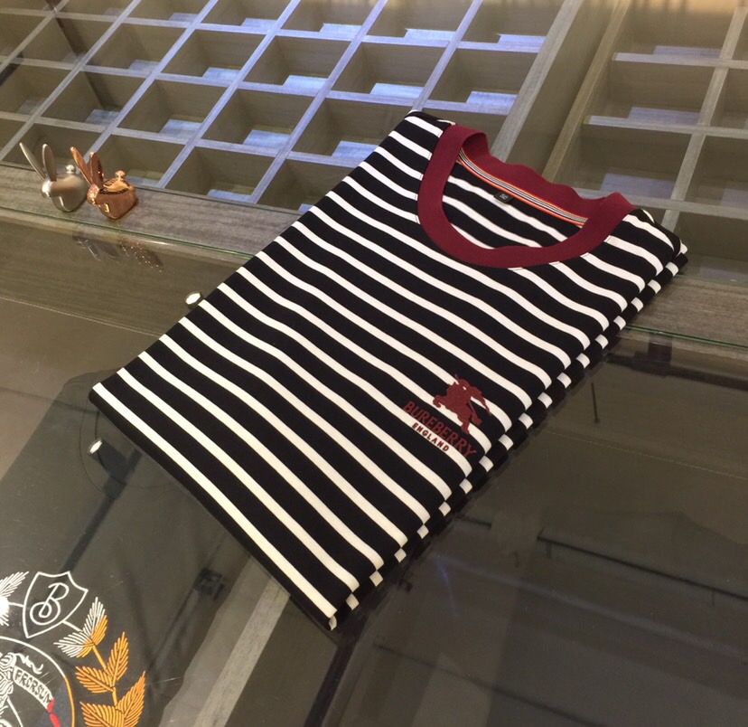 NO:500693,High-end products of B Family!  2025 summer wear new round neck shirt, a brand new concept, a boutique work of fashion tycoon, adopting the top integrated molding stripe craftsmanship, and the fabric is made of top mercerized cotton fabric!  The delicate and smooth texture makes people feel comfortable. Highly recommended. And you can't see such a style outside at all!  It is definitely an eye-catching model that cannot be missed. It shows its fashion charm and style. It is perfectly matched in terms of color and style. Size M~XXXL (model/125 catties wear M), alexander wang19860909B家高端产物！2025夏装新品圆领衫 全新的概念 时尚大鳄的精品之作,采用最顶尖一体成型条纹工艺 面料采用顶级丝光棉面料！ 细腻柔滑的质感 让人倍感舒适 强烈推荐 而且外面您是根本看不到这样的款式的！绝对是不容错过的吸睛款 尽显时尚魅力风尚不管是从色系还是款式上都是完美搭配.尺码M～XXXL（模特/125斤穿M）,,alexander wang,Men's clothing