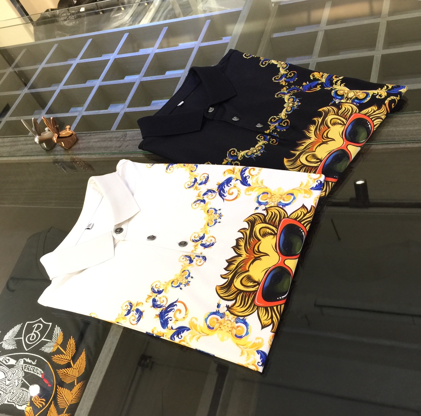 NO:500698,Recommended by Fan Jiazhen Products!  The latest series of 2025AW, versatile commuting to work, elegant design, a must-have for business elites, using high-quality mercerized cotton plain fabric, Wen Ru soft, delicate and soft, the upper body is naturally comfortable, lapel business casual slim fit, can be worn in both business and leisure, exquisite brand pattern jacquard design!  It highlights the overall styling and body-slimming feeling. The overall craftsmanship line is really impeccable. This kind of lapel fashion adds points to urban fashion people and has a more gentlemanly charm!  Black/white!  Size M~XXXL (model/125 catties wear M), alexander wang19860909范家臻品推荐！2025AW最新系列 上班通勤百搭 富于优雅的设计感 商务精英必备 采用高克重丝光棉平纹面料 温儒柔软 细腻柔软 上身自然是舒适 翻领商务休闲修身款 无论是商务还是休闲时候都可穿搭 精美品牌图纹提花设计！非常的凸显整体的造型感以及修身上身感 整体的工艺车线真的是无可挑剔的 这样的一款翻领时装 无不为都市时尚人士加分 更加的绅士韵味十足范！黑色/白色！尺码M～XXXL（模特/125斤穿M）,,alexander wang,Men's clothing