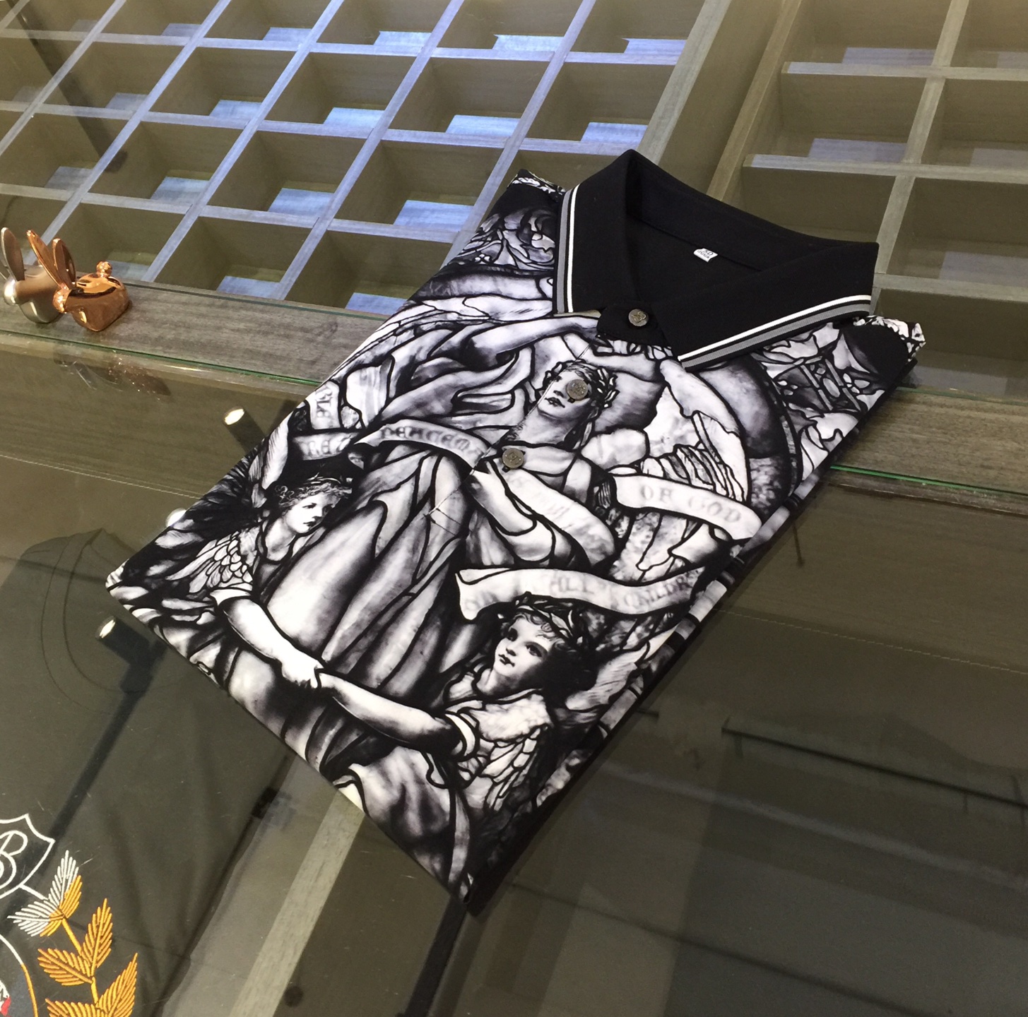 NO:500703,DG Home's latest short-sleeved lapel shirt in summer 2025!  High-end silk cotton fabric, breathable, comfortable, delicate and soft, all original customized products, and high-end digital printing of the whole dress!  High-end quality!  High-quality shipment, fashionable and stylish upper body!  Size M~XXXL (model/125 catties wear M), gucci, T-shirt, alexander wang19860909DG家2025夏季最新发布短袖翻领衫！高档天丝棉面料,透气舒适细腻柔软,面料,辅料全部原版定制出品,整衣高档数码印花！品质高端！高品质出货,上身时尚有型！尺码M～XXXL（模特/125斤穿M）,,gucci,T-shirt,alexander wang,Men's clothing