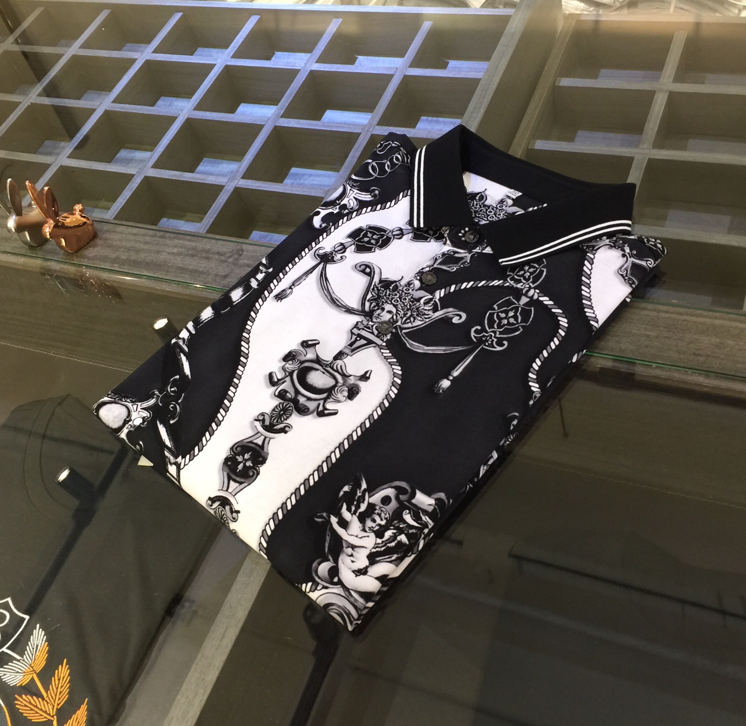 NO:500706,Fanjia’s latest short-sleeved lapel shirt in summer 2025!  High-end silk cotton fabric, breathable, comfortable, delicate and soft, all original customized products, and high-end digital printing of the whole dress!  High-end quality!  High-quality shipment, fashionable and stylish upper body!  Size M~XXXL (model/125 catties wear M), T-shirt, alexander wang19860909范家2025夏季最新发布短袖翻领衫！高档天丝棉面料,透气舒适细腻柔软,面料,辅料全部原版定制出品,整衣高档数码印花！品质高端！高品质出货,上身时尚有型！尺码M～XXXL（模特/125斤穿M）,,T-shirt,alexander wang,Men's clothing