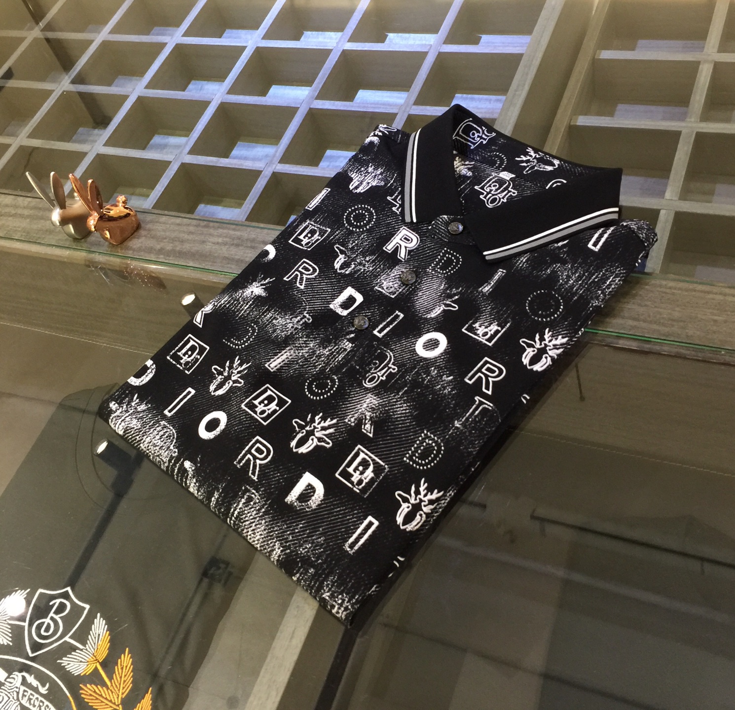 NO:500712,Dijia’s latest short-sleeved lapel shirt in summer 2025!  High-end silk cotton fabric, breathable, comfortable, delicate and soft, all original customized products, and high-end digital printing of the whole dress!  High-end quality!  High-quality shipment, fashionable and stylish upper body!  Size M~XXXL (model/125 catties wear M), dior, T-shirt, alexander wang19860909迪家2025夏季最新发布短袖翻领衫！高档天丝棉面料,透气舒适细腻柔软,面料,辅料全部原版定制出品,整衣高档数码印花！品质高端！高品质出货,上身时尚有型！尺码M～XXXL（模特/125斤穿M）,,dior,T-shirt,alexander wang,Men's clothing