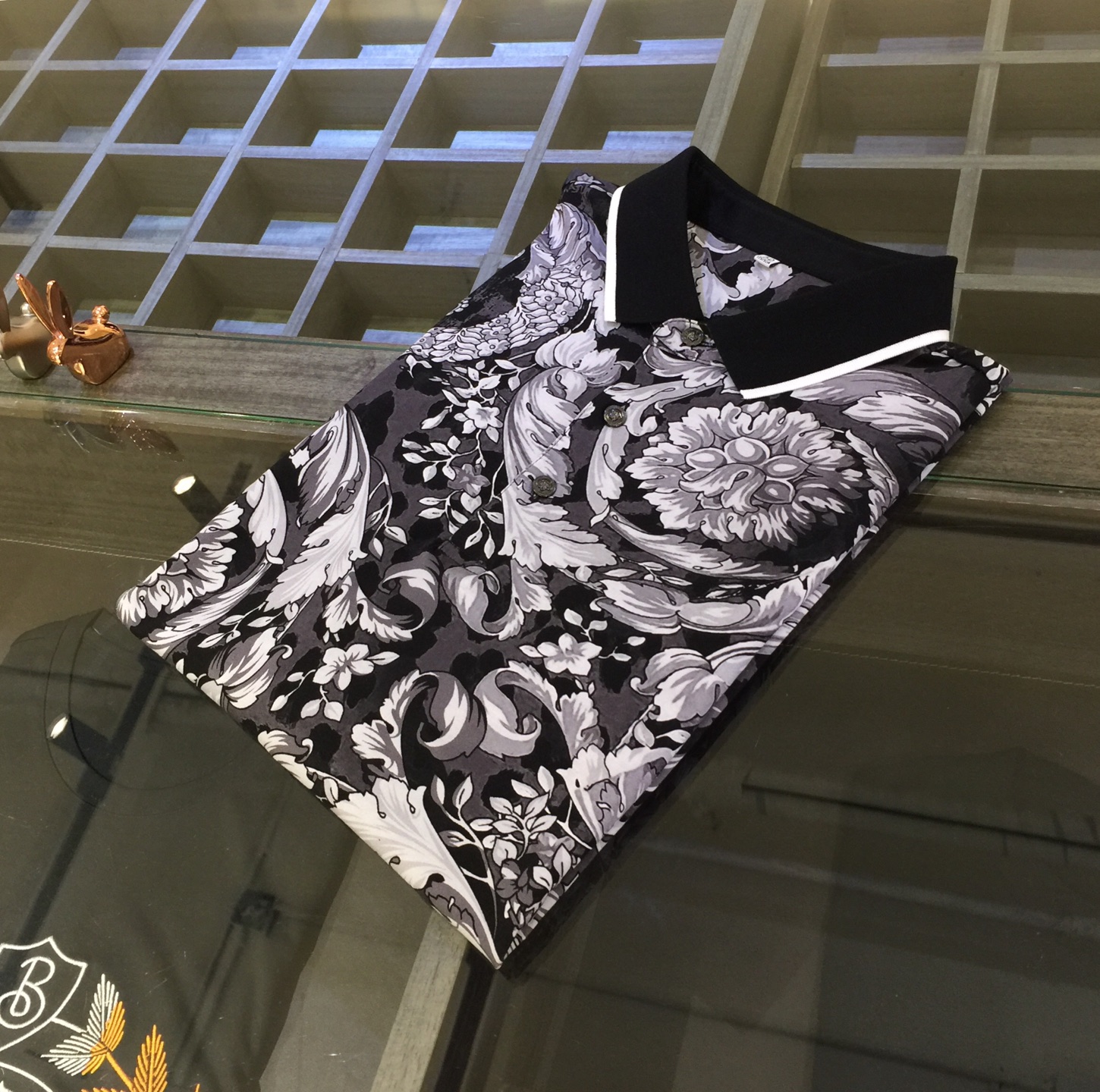 NO:500718,Fanjia’s latest short-sleeved lapel shirt in summer 2025!  High-end silk cotton fabric, breathable, comfortable, delicate and soft, all original customized products, and high-end digital printing of the whole dress!  High-end quality!  High-quality shipment, fashionable and stylish upper body!  Size M~XXXL (model/125 catties wear M), T-shirt, alexander wang19860909范家2025夏季最新发布短袖翻领衫！高档天丝棉面料,透气舒适细腻柔软,面料,辅料全部原版定制出品,整衣高档数码印花！品质高端！高品质出货,上身时尚有型！尺码M～XXXL（模特/125斤穿M）,,T-shirt,alexander wang,Men's clothing