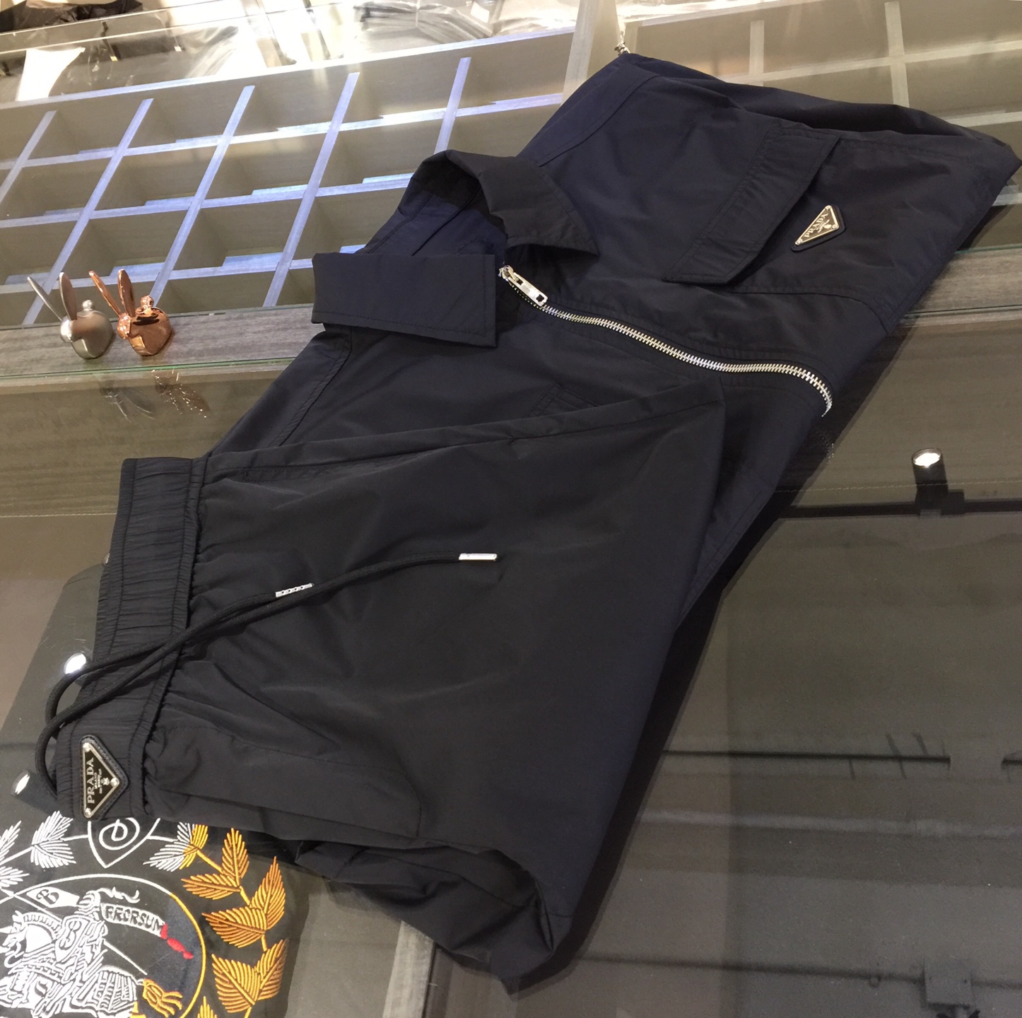 NO:500730,/Set Top details P Home 2025 new product, men's summer sports and casual suit, lapel cardigan short-sleeved shorts combination, single wear is also very practical, very smooth and comfortable imported fabric, 2025 summer series draws inspiration from the collection elements, suitable for wearing multiple age groups, and a variety of craftsmanship is integrated, the details are visible, exquisite and durable!  Black/green!  Size M~XXXL (model/125 catties wear M), shorts, T-shirt, alexander wang19860909/套 上衣细节P家2025新品,男士夏季运动休闲套装,翻领开衫短袖短裤的组合,单穿也很实用,非常顺滑舒适的进口面料,2025夏季系列 典藏元素中汲取灵感,适合多个年龄段穿着,多种工艺融入 细节可见 精致又耐看！黑色/绿色！尺码M～XXXL（模特/125斤穿M）,,shorts,T-shirt,alexander wang,Men's clothing