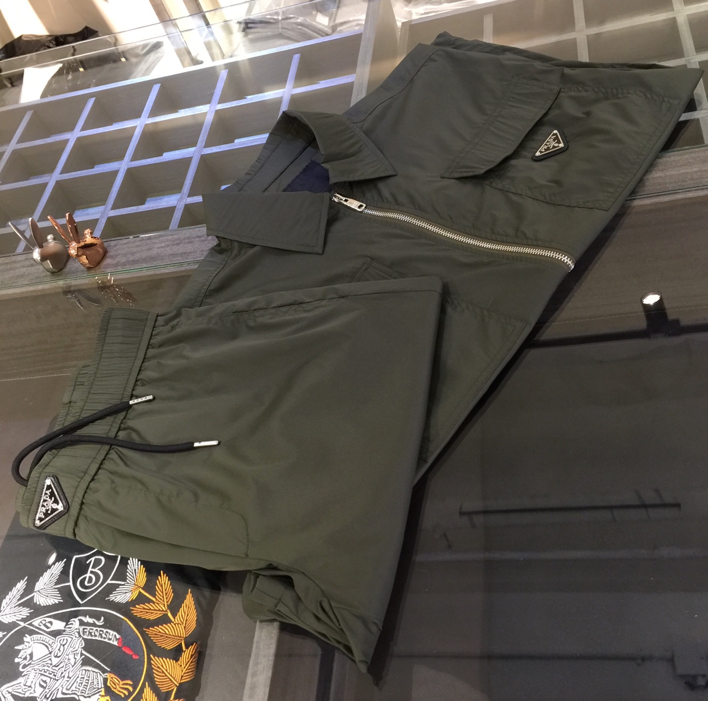 NO:500742,/Set Top details P Home 2025 new product, men's summer sports and casual suit, lapel cardigan short-sleeved shorts combination, single wear is also very practical, very smooth and comfortable imported fabric, 2025 summer series draws inspiration from the collection elements, suitable for wearing multiple age groups, and a variety of craftsmanship is integrated, the details are visible, exquisite and durable!  Black/green!  Size M~XXXL (model/125 catties wear M), shorts, T-shirt, alexander wang19860909/套 上衣细节P家2025新品,男士夏季运动休闲套装,翻领开衫短袖短裤的组合,单穿也很实用,非常顺滑舒适的进口面料,2025夏季系列 典藏元素中汲取灵感,适合多个年龄段穿着,多种工艺融入 细节可见 精致又耐看！黑色/绿色！尺码M～XXXL（模特/125斤穿M）,,shorts,T-shirt,alexander wang,Men's clothing