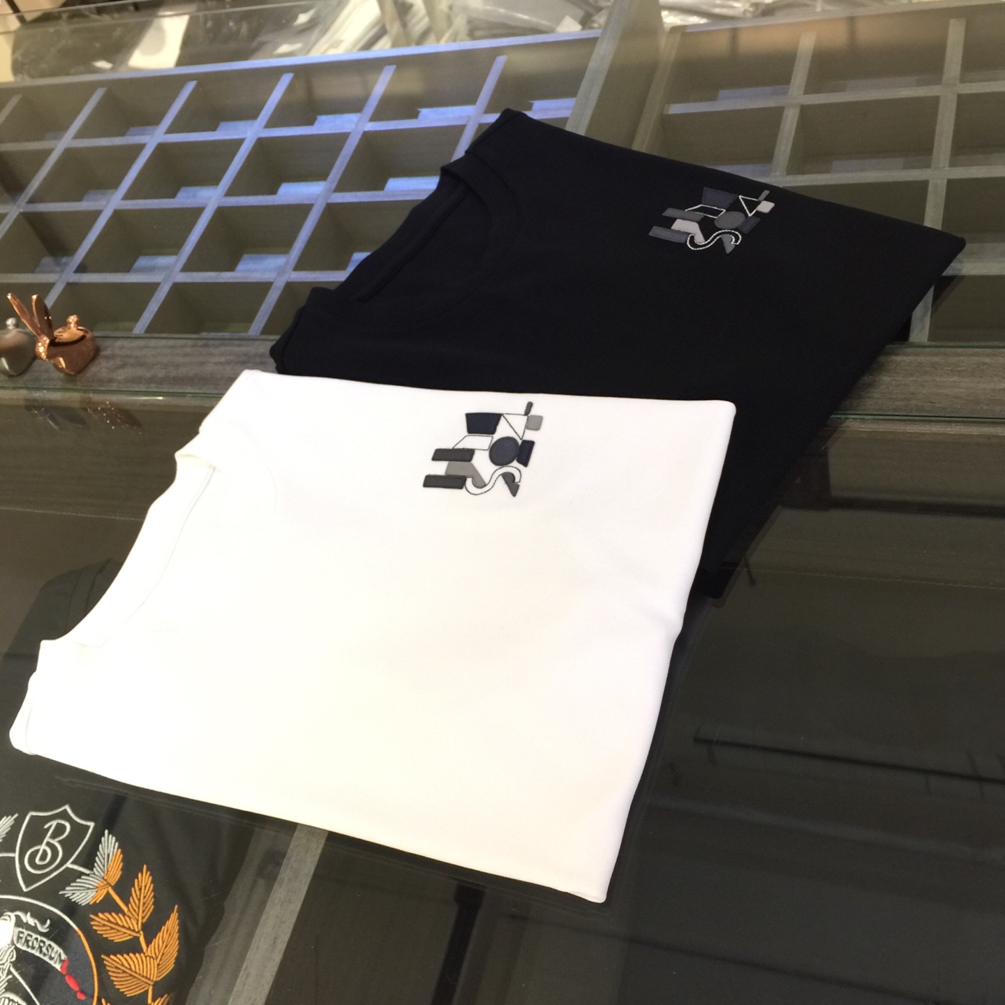 NO:500694,H Home 2025 summer new model is released!  Leather positioning embroidery, almost 0 after-sales rate I can guarantee this is definitely the most comfortable fabric this summer. The style is invincible and the feel is absolutely comfortable. About fabric PIMA cotton, Lanjing Modal, Asahi Kasei spandex. Three top products are blended. About the style and the absolute (dominate) position is deeply optimized by Burberry, using more advanced (middle sleeves, full work method about the sewing to give people more advanced, more three-dimensional vision. About the rear garment. Two ordinary washings (ensure that there is no shrinkage, no fading, no deformation) deep sand washing (ensure that the customer still reaches the original feel after washing 30 times) Color black white Size S~4XL (standard model/125 catties wearing M size, maximum wearable 210 catties), burberry, alexander wang19860909H家2025夏季新款发布！真皮定位绣花 几乎0售后率 我敢保证这绝对是今年夏季最舒服的面料 版型无敌 手感绝对舒适 关于面料PIMA棉 兰精莫代尔 旭化成氨纶 三种顶级产物混纺而成 关于版型版型绝对（主导）地位由巴宝莉进行深度优化,采用更高级的（中袖 关于车缝采用满工做法给人更加高级 视觉更加立体 关于后整成衣 两次普通水洗（确保不缩水 不掉色 不变形）手感深度做砂洗（确保客人洗涤30次之后仍然达到原有的手感） 颜色黑色 白色 尺码S～4XL（标准版型模特/125斤穿M码,最大可穿210斤）,,burberry,alexander wang,Men's clothing