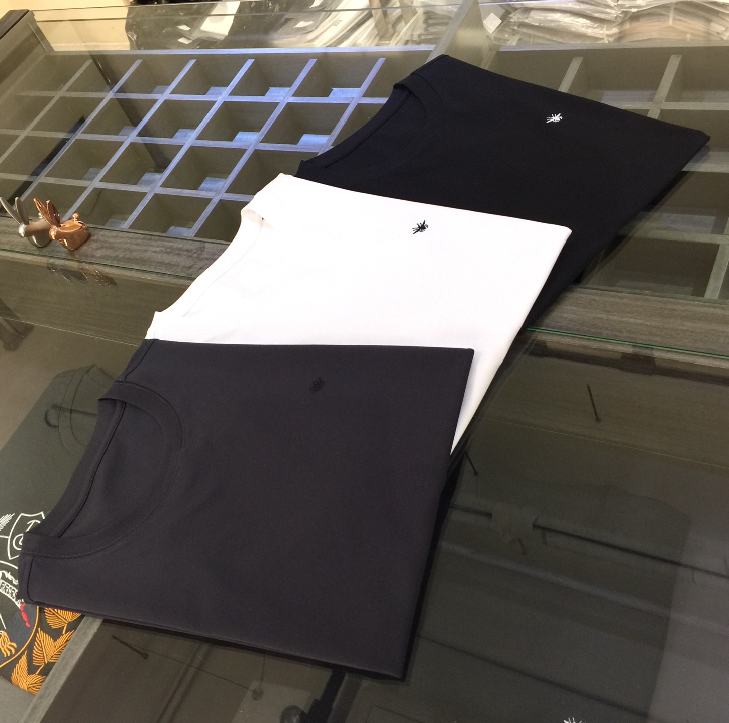 NO:500699,Dijia CD...... Little Bee Almost 0 after-sales rate I can guarantee this is definitely the most comfortable fabric this summer. The style is invincible and the feel is absolutely comfortable. About fabric PIMA cotton Lanjing Modal Asahi Kasei spandex. Three top products are blended. About the absolute (dominate) position of the style is deeply optimized by Burberry to adopt a more advanced (middle sleeve). About the sewing is full and the workmanship gives people more advanced. The vision is more three-dimensional. About the back-fitting. Preparation. Two ordinary washings (ensure that there is no shrinkage, no fading, no deformation) Deep feel. Sand washing (ensure that the customer still reaches the original feel after washing 30 times) Color black white gray dark gray Size S~4XL (standard version model/125 jin wearing M size, maximum wearable jin), ,burberry,dior,alexander wang19860909迪家CD.......小蜜蜂 几乎0售后率 我敢保证这绝对是今年夏季最舒服的面料 版型无敌 手感绝对舒适 关于面料PIMA棉 兰精莫代尔 旭化成氨纶 三种顶级产物混纺而成 关于版型版型绝对（主导）地位由巴宝莉进行深度优化采用更高级的（中袖） 关于车缝采用满工做法给人更加高级 视觉更加立体 关于后整 成衣 两次普通水洗（确保 不缩水 不掉色 不变形）手感深度做 砂洗（确保客人洗涤30次之后仍然达到原有的手感） 颜色黑色 白色 灰深灰色 尺码S～4XL（标准版型 模特/125斤穿M码,最大可穿斤）,,burberry,dior,alexander wang,Men's clothing