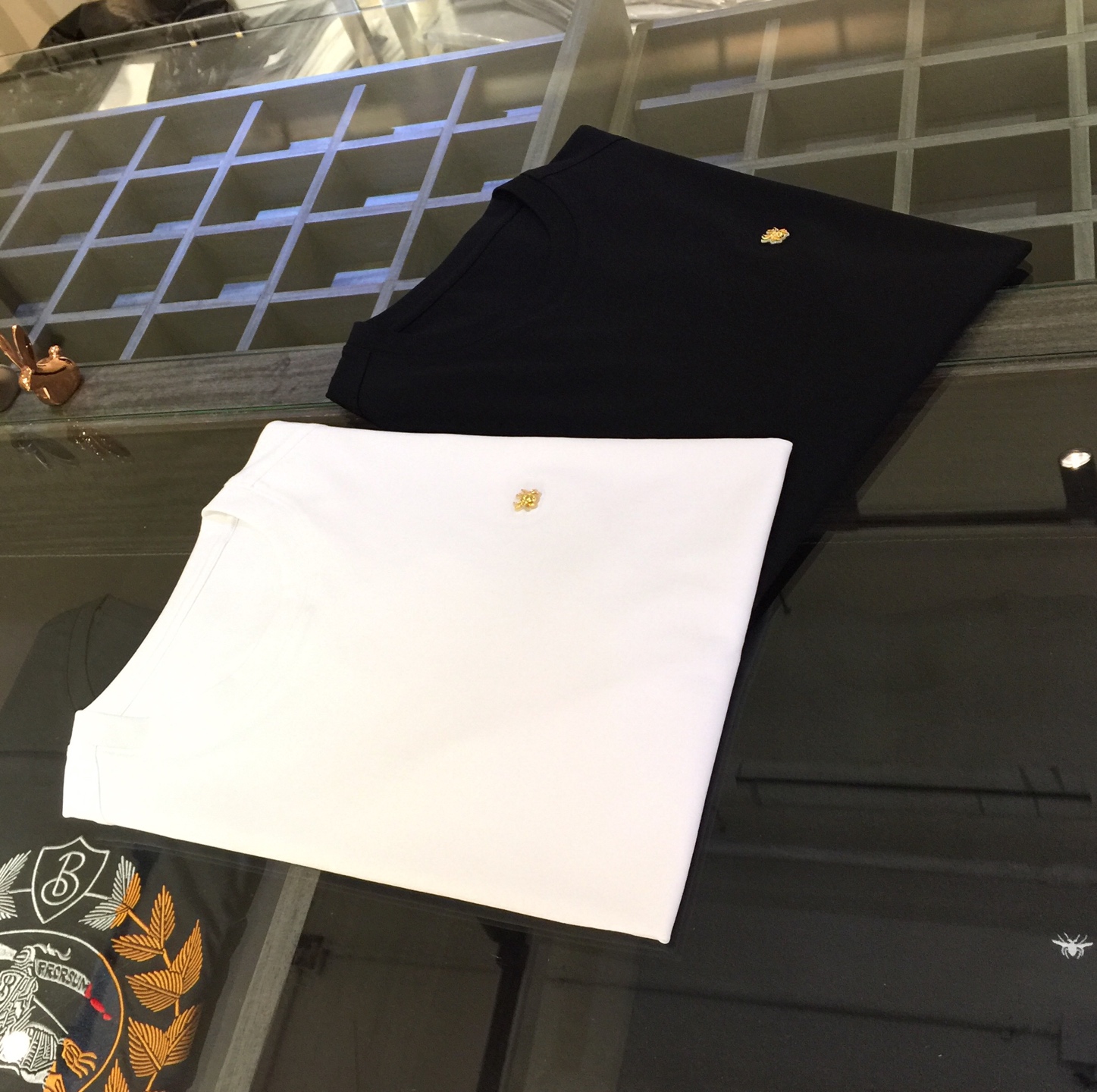 NO:500704,Dijia 2025 summer new model is released!  24k gold deep-sea pancakes, almost 0 after-sales rate. I can guarantee that this is the most comfortable fabric this summer. Process flow, pure copper, casting, mold opening, polishing, electroplating, gilding 24k electroplating, hand-drawing, pointing the water rhombus one by one!  Concave and convex process world concave and convex mold, high-temperature molding is applied. Make ready-made garments, cut pieces to make three-dimensional concave and convex, and make the outline of the spider's avatar!  Imported silicone filling!  Imported Pun Nur is added behind it!  The fabric is imported from the United States. 80 double-strand SUPIMA cotton. The feel of this fabric is definitely not inferior to that of big-name luxury goods. The T-shirts in your wardrobe will definitely not have the feel of me!  Color black white Size S~4XL (standard version model/125 catties wear M size, maximum wear 210 catties), dior,tees, t-shirt,alexander wang19860909迪家2025夏季新款发布！24k金深海碟贝 几乎0售后率 我敢保证这是今年夏季最舒服的面料 工艺流程 纯铜 铸件 开模 抛光 电镀鎏金24k电镀,在用手工点钻一粒一粒把水钻点上！ 凹凸流程天地凹凸模具,注胶高温定型. 制作成衣 裁片做立体凹凸 做出蜘蛛头像的轮廓！进口硅胶填充！后面加上进口布泊！ 面料来自美国进口SUPIMA棉80支双股 这个面料的手感绝对不输大牌奢侈品 你衣柜里以内的T恤绝对不会有我这个手感！ 颜色黑色 白色 尺码S～4XL（标准版型 模特/125斤穿M码,最大可穿210斤）,,dior,tees，t-shirt,alexander wang,Men's clothing