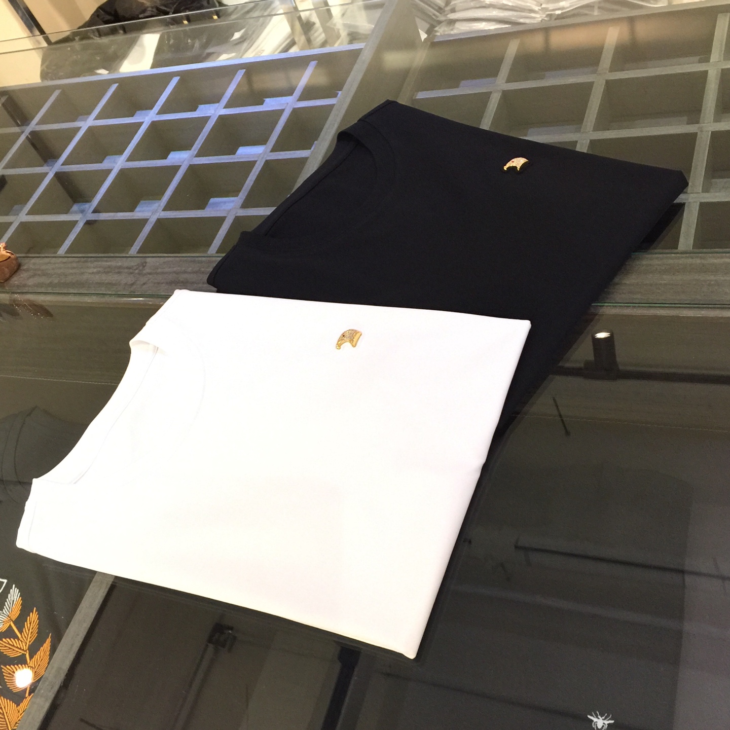 NO:500708,Stephen’s new summer 2025 releases!  Almost 0 after-sales rate I can guarantee this is the most comfortable fabric this summer. Process flow: Pure copper castings, mold opening, polishing, electroplating, gilding 24k electroplating, hand-drawing, pointing the water rhombus one by one!  Concave and convex process world concave and convex mold, glue injection and high temperature fixed. Make ready-made garments, cut pieces to make three-dimensional convex and convex, and make the outline of the eagle's avatar!  Imported silicone filling!  Hand sewed the 24K point diamond eagle head on the stern piece!  Imported Pun Nur is added behind!  The fabric is imported from the United States. SUPIMA cotton 80 double strands. The feel of this fabric is definitely not inferior to that of big-name luxury goods. The T-shirts in your wardrobe will definitely not have the feel of me!  Color black white Size S~4XL (standard version / 125 catties wearing M size, maximum wear 210 catties), tees, t-shirt, alexander wang19860909史蒂芬2025夏季新款发布！几乎0售后率 我敢保证这是今年夏季最舒服的面料 工艺流程 纯铜 铸件 开模 抛光 电镀鎏金24k电镀,在用手工点钻一粒一粒把水钻点上！ 凹凸流程天地凹凸模具,注胶高温定型. 制作成衣 裁片做立体凹凸 做出老鹰头像的轮廓！进口硅胶填充！在把24K点钻老鹰头手工缝制在裁片上！后面加上进口布泊！ 面料来自美国进口 SUPIMA棉80支双股 这个面料的手感绝对不输大牌奢侈品 你衣柜里以内的T恤绝对不会有我这个手感！ 颜色黑色 白色 尺码S～4XL（标准版型 /125斤穿M码,最大可穿210斤）,,tees，t-shirt,alexander wang,Men's clothing