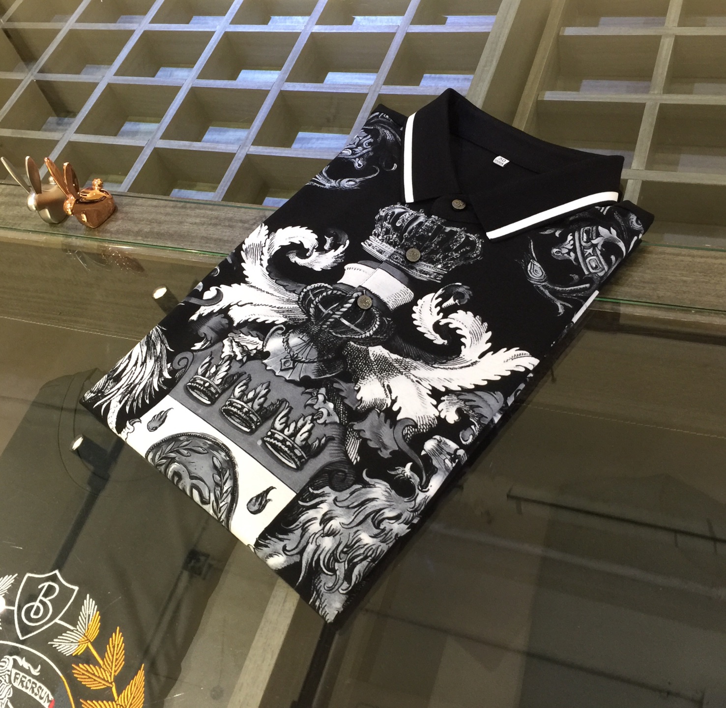 NO:500714,DG Home's latest short-sleeved lapel shirt in summer 2025!  High-end silk cotton fabric, breathable, comfortable, delicate and soft, all original customized products, and high-end digital printing of the whole dress!  High-end quality!  High-quality shipment, fashionable and stylish upper body!  Size M~XXXL (model/125 catties wear M), gucci, T-shirt, alexander wang19860909DG家2025夏季最新发布短袖翻领衫！高档天丝棉面料,透气舒适细腻柔软,面料,辅料全部原版定制出品,整衣高档数码印花！品质高端！高品质出货,上身时尚有型！尺码M～XXXL（模特/125斤穿M）,,gucci,T-shirt,alexander wang,Men's clothing