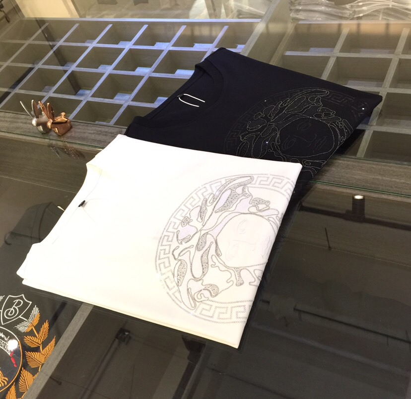 NO:500732,Fanjia’s new summer products in 2025, classic and fashionable, versatile round neck short-sleeved shirt, imported mercerized cotton fabric, soft and delicate fabric, heavy industry Medusa avatar design!  You can match various clothing anytime, anywhere to meet your daily needs. The fabrics and factories we choose are all used by first-tier brands. Please buy them now!  Size black/white!  M～XXXL (model/125 catties wear M), T-shirt, alexander wang19860909范家2025夏季新品 经典时尚百搭圆领短袖衫 进口丝光棉面料 面料柔软细腻 重工美杜莎头像设计！随时随地都可以拿来搭配各种服饰 满足您日常生活需求.我们所选择的面料及工厂都是一线品牌所使用的,亲们赶紧入手！尺码黑色/白色！M～XXXL（模特/125斤穿M）,,T-shirt,alexander wang,Men's clothing