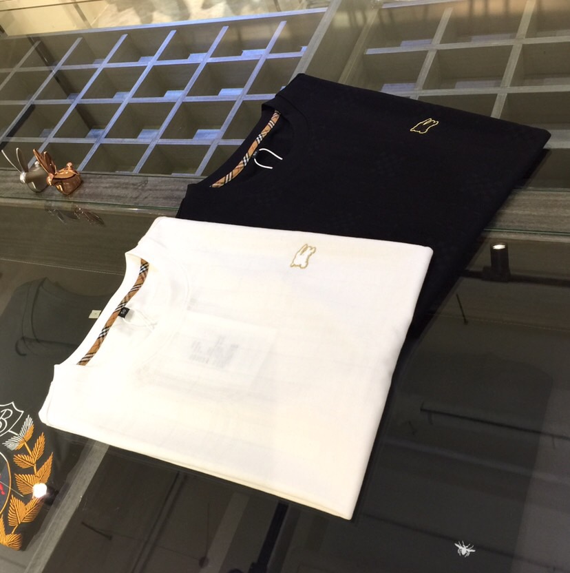 NO:500737,B Family 2025 summer new product, instantly kill all versions!  Classic and fashionable versatile round neck short sleeves, customized mulberry silk super soft fabric, flower burning process!  Basic base shirts are indispensable for men's wardrobe. They can be matched with various clothing anytime and anywhere to meet your daily needs. The fabrics and factories we choose are all used by first-tier brands, so we recommend buying them!  Black/white!  Size M~XXXL (model/125 catties wear M), T-shirt, alexander wang19860909B家2025夏季新品 秒杀一切版本！经典时尚百搭圆领短袖 订制桑蚕丝超柔软面料 烧花工艺！男人的衣柜都少不了基础打底衫 随时随地都可以拿来搭配各种服饰 满足您日常生活需求.我们所选择的面料及工厂都是一线品牌所使用的,推荐入手！黑色/白色！尺码M～XXXL（模特/125斤穿M）,,T-shirt,alexander wang,Men's clothing