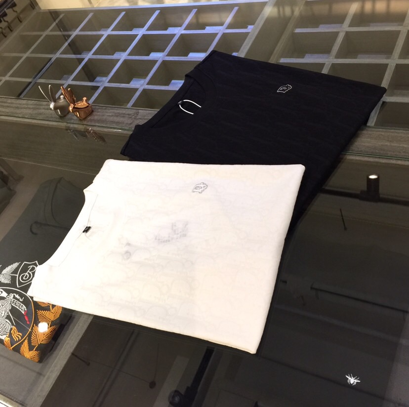 NO:500744,Dijia 2025 summer new product, instantly kill all versions!  Classic and fashionable versatile round neck short sleeves, customized mulberry silk super soft fabric, flower burning process!  Basic base shirts are indispensable for men's wardrobe. They can be matched with various clothing anytime and anywhere to meet your daily needs. The fabrics and factories we choose are all used by first-tier brands, so we recommend buying them!  Black/white!  Size M~XXXL (model/125 catties wear M), dior, T-shirt, alexander wang19860909迪家2025夏季新品 秒杀一切版本！经典时尚百搭圆领短袖 订制桑蚕丝超柔软面料 烧花工艺！男人的衣柜都少不了基础打底衫 随时随地都可以拿来搭配各种服饰 满足您日常生活需求.我们所选择的面料及工厂都是一线品牌所使用的,推荐入手！黑色/白色！尺码M～XXXL（模特/125斤穿M）,,dior,T-shirt,alexander wang,Men's clothing